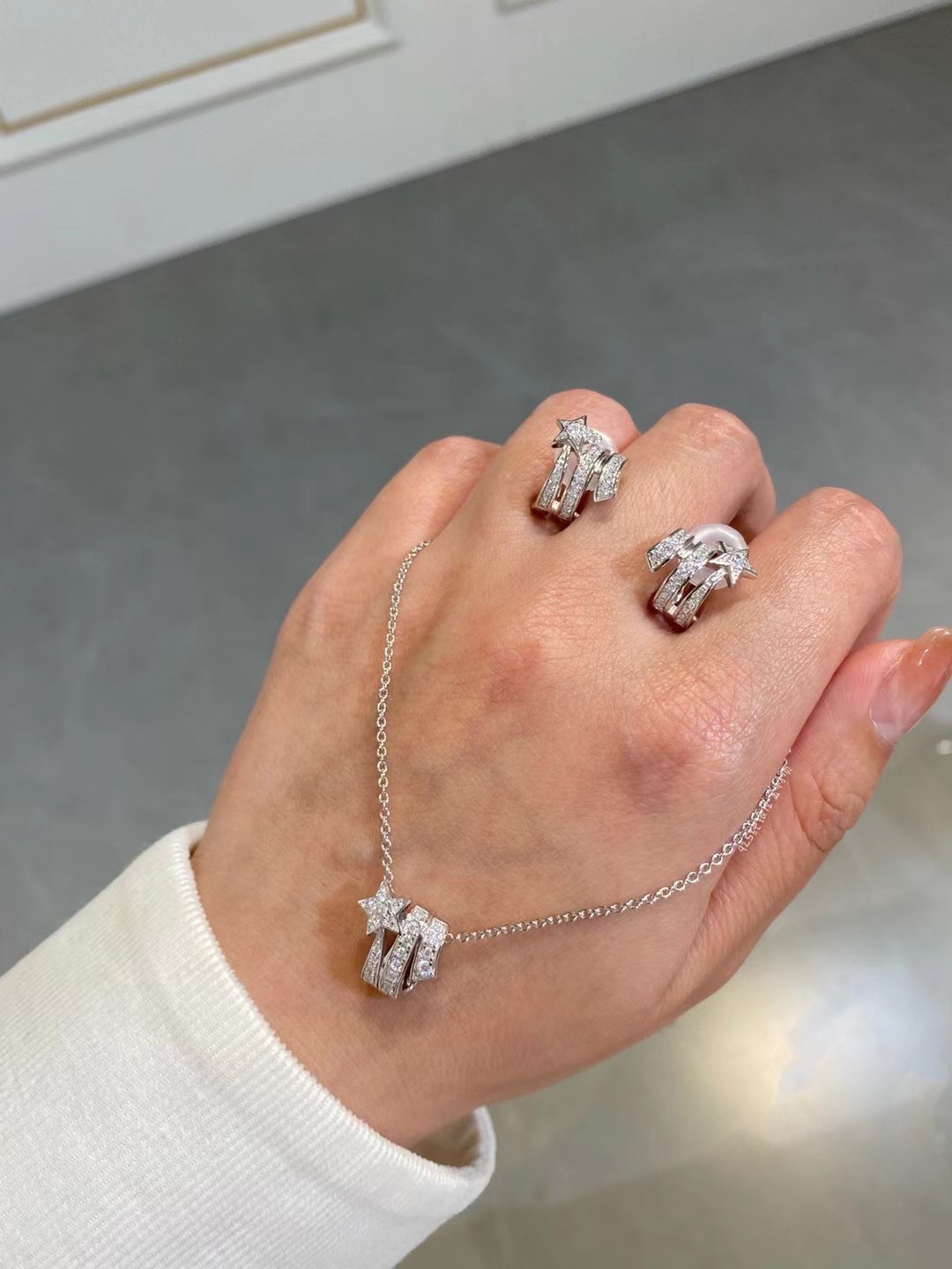 NO:634242,88220, Fragrant Grandma Comet Ear Clip, ear pinless style, full of fairy spirit to meet the diversity of wearing. We have ear pinless style, equipped with silicone pads, which is very comfortable and low-key on the upper ear. The diamonds are all hand-set, and it is not easy to fall out even if they are full of diamonds., Cardia high-end jewelry1986090988220,香奶奶彗星耳夹,无耳针款,仙气十足满足佩戴的多样性我们出的是无耳针款,配硅胶垫,上耳非常轻松舒适低调的高级感,钻全部手镶,即使满钻也不易掉钻,,卡迪亚高端饰品,Jewelry