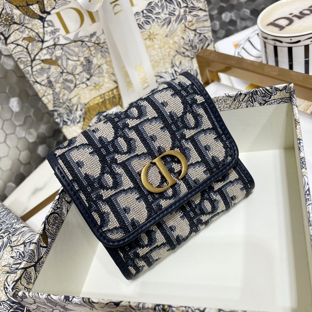 [Burberry Wallets]Features a cash compartment, a coin pocket and three card sl