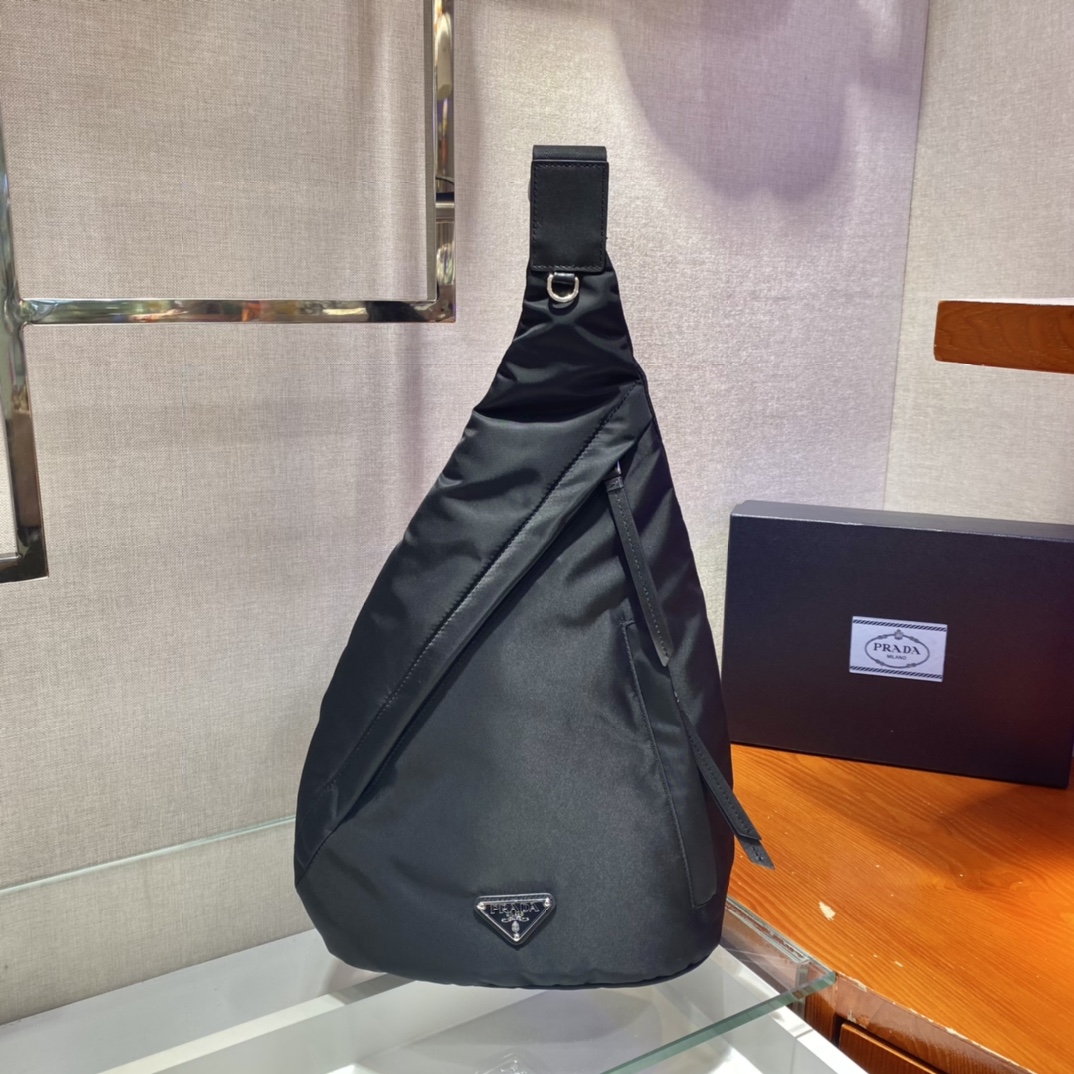 P Brand Nylon Chest Bag 2VZ092 features imported waterproof fabric, logo lining, top-quality hardware, and adjustable fabric strap. It has a side zipper pocket, an interior zipper compartment, and a spacious capacity. Versatile and stylish when worn. Dimensions: 37.5 x 26.5 x 10 cm. Item number: 007580. image 1