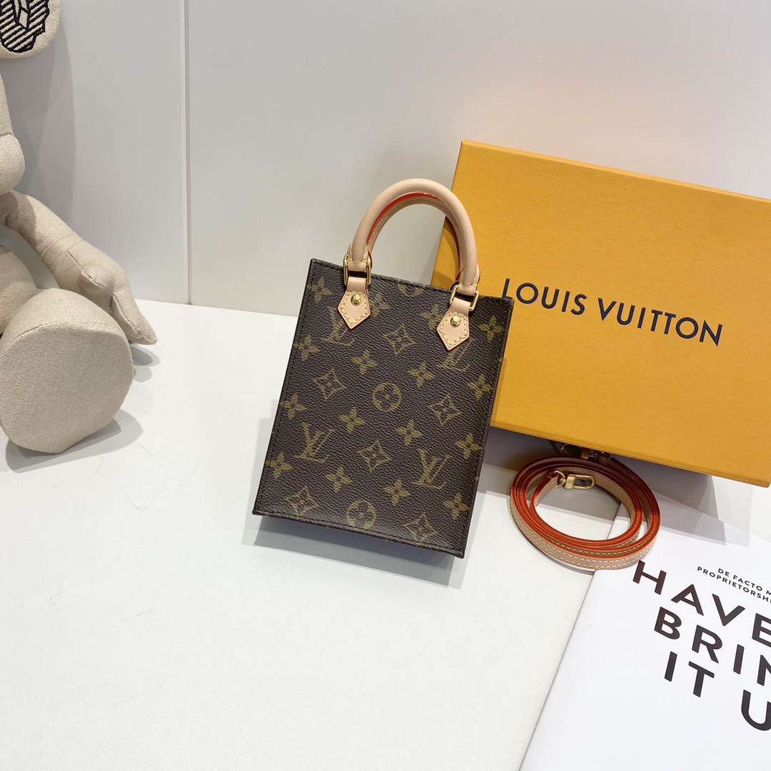 NO:178457,M69442 ETIT SAC LAT handbag SD:3380044 14 x 17 x 5 cm etit Sac lat handbag with Monogram canvas, paired with top handle and removable leather shoulder straps. The lightweight configuration hides plenty of space and can accommodate daily needs such as mobile phones.,,louis vuitton19860909M69442 ETIT SAC LAT 手袋 SD:3380044 14 x 17 x 5 厘米 etit Sac lat 手袋以 Monogram 帆布演绎路易威登标志性 Sac lat 手袋的袖珍版本,搭配顶部手柄和可拆卸皮革肩带.轻盈构型暗藏充裕空间,可容纳手机等日常所需.,,louis vuitton,Bag