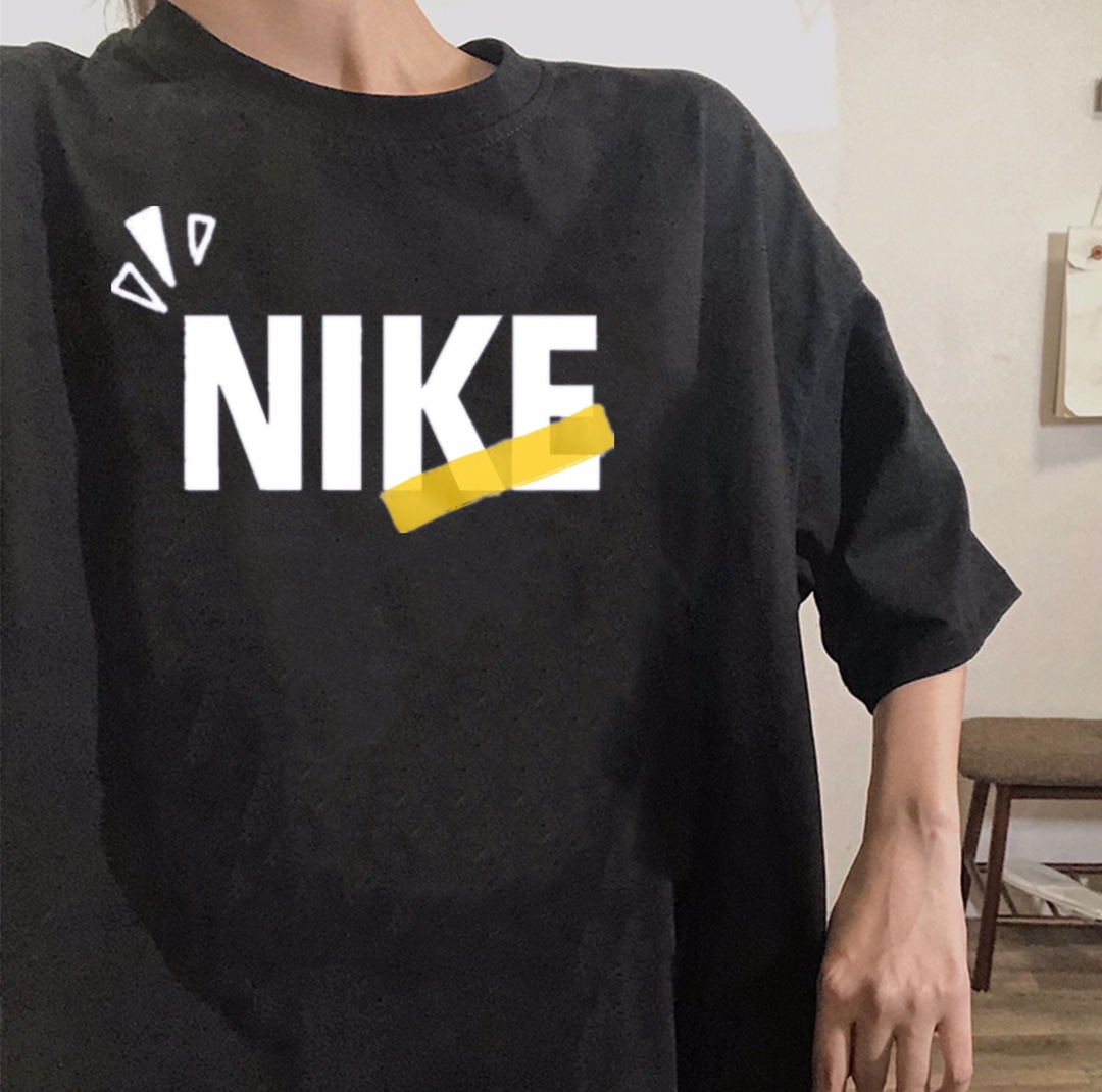 P59💰
【耐克短袖】

🤖️[Nike 2024🆕短袖T恤]
NIKE 2024🆕 纯棉高定T恤 必入的一款 超级百搭 小红书博主推荐 随意搭配   采用一级精梳棉 上身超级舒服透气 做工精细 休闲宽松的版型 遮肉显瘦 轻松驾驭  耐克短袖T恤衫一直是春夏衣着中最不可或缺的重要单品  时尚的格调  永恒并具个人风格的穿着特色流露出一股简约的都市休闲风格  

颜色   黑色
尺码   S M L XL XXL