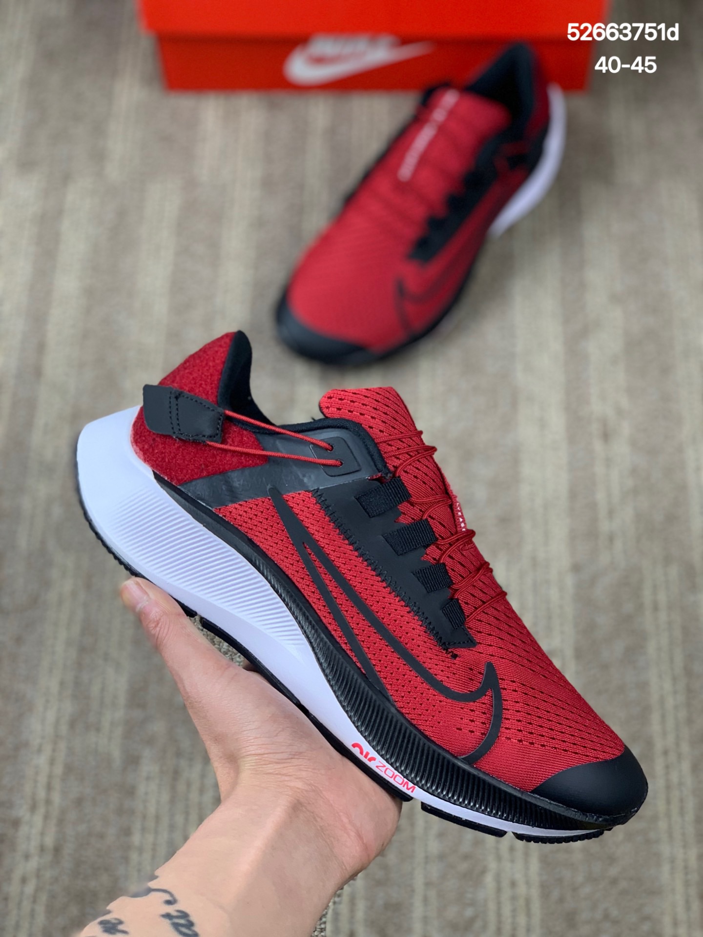 
Nike Air Zoom Vomero 15 登月15代 网面透气跑鞋舒适脚感避震运动鞋 
货号：CU1855-001
尺码:40-45
编码:52663751d