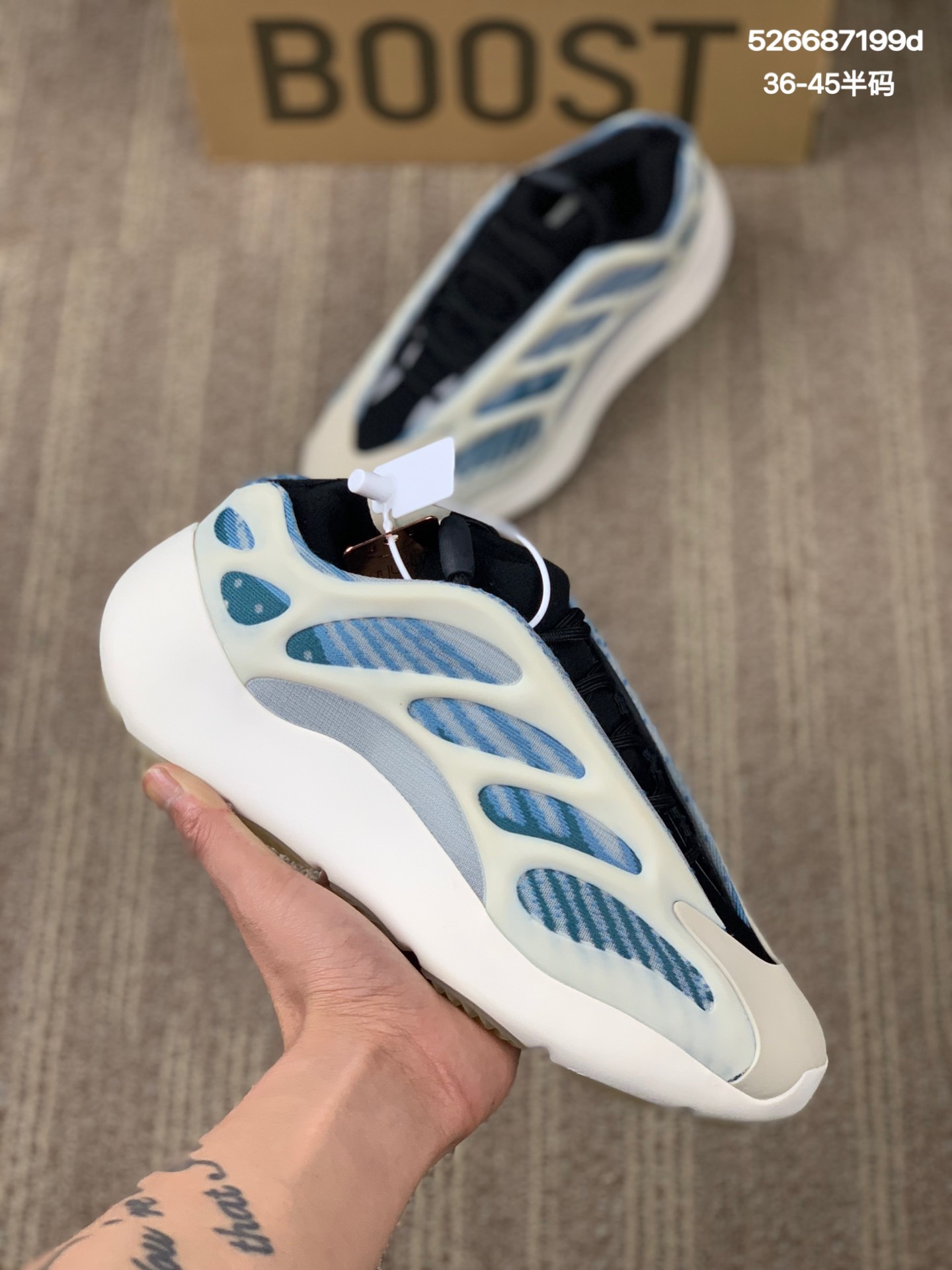 
阿迪达斯 真标 椰子 Yeezy 700 V3 极光2.0 货号：GY0260  整体的圆润老爹鞋风格延续前两代，但用料更为现代，以平滑织物搭配补强来代替皮革拼接。鞋面补强框架骨骼部分还会有夜光效果， 爆米花减震大底  Size:36 36.5 37 38 38.5 39 40 40.5 41 42 42.5 43 44 45
编码:526687199d