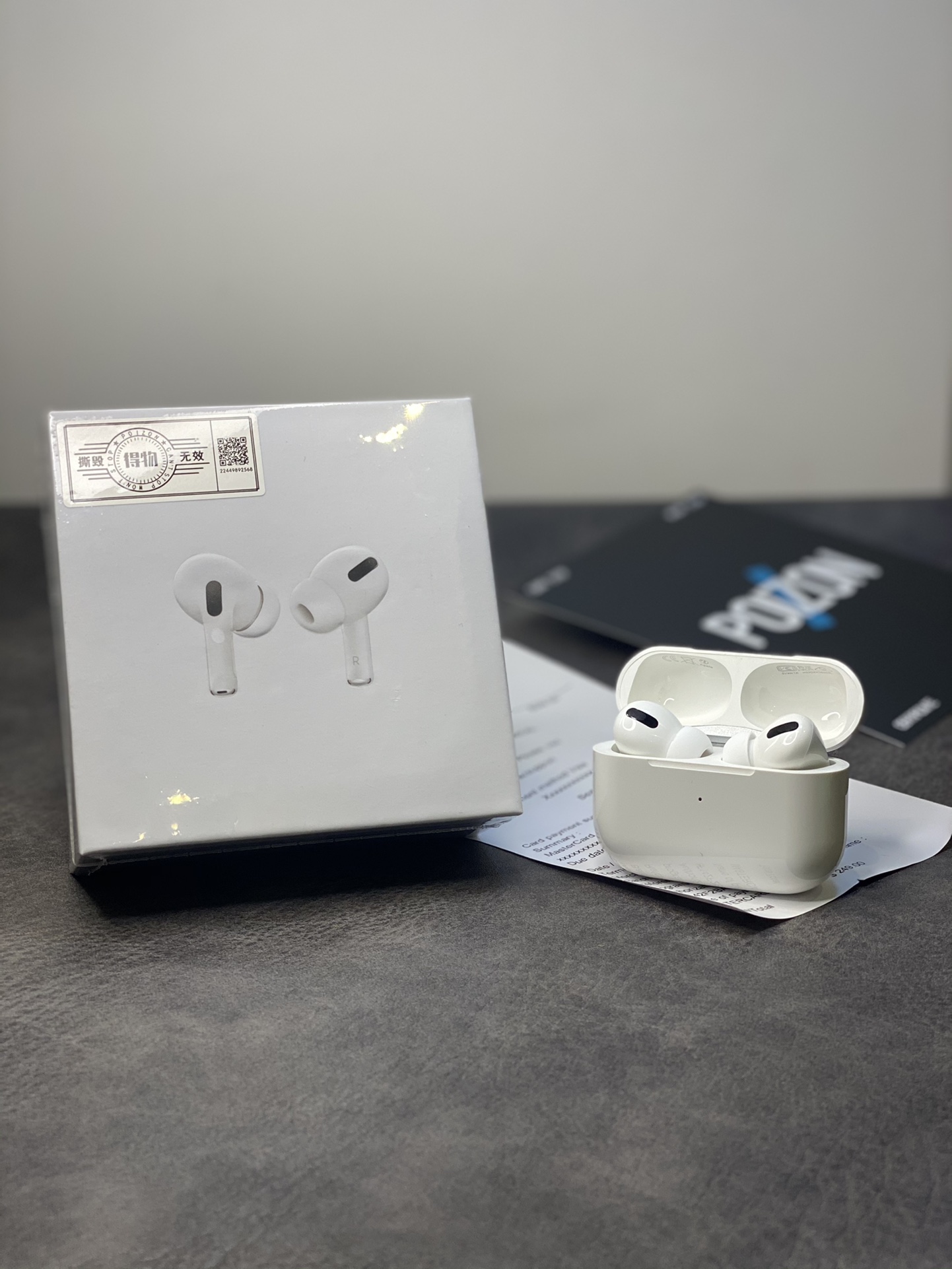 本地放💰190 利润自己加 ln毒版出品 苹果AirPodsPro三代耳机 原装代工厂壳料 外观细节同步正品! 高通3026高配芯片 真实降噪通透模式 随意切换! 石墨钛1.7低音喇叭 音效完美! 设置随意改名跟定位 带IPX4防水功能! 按压切歌操作 三真电量显示 ACC无损解码! 配套四个原装带网耳塞 配件同步正品! 耳机正常听歌4-5小时,电池盒待机72小时! 赠送苹果无线充电盘 保护壳 毒版纸箱 毒证书 专柜小票等全套配件!