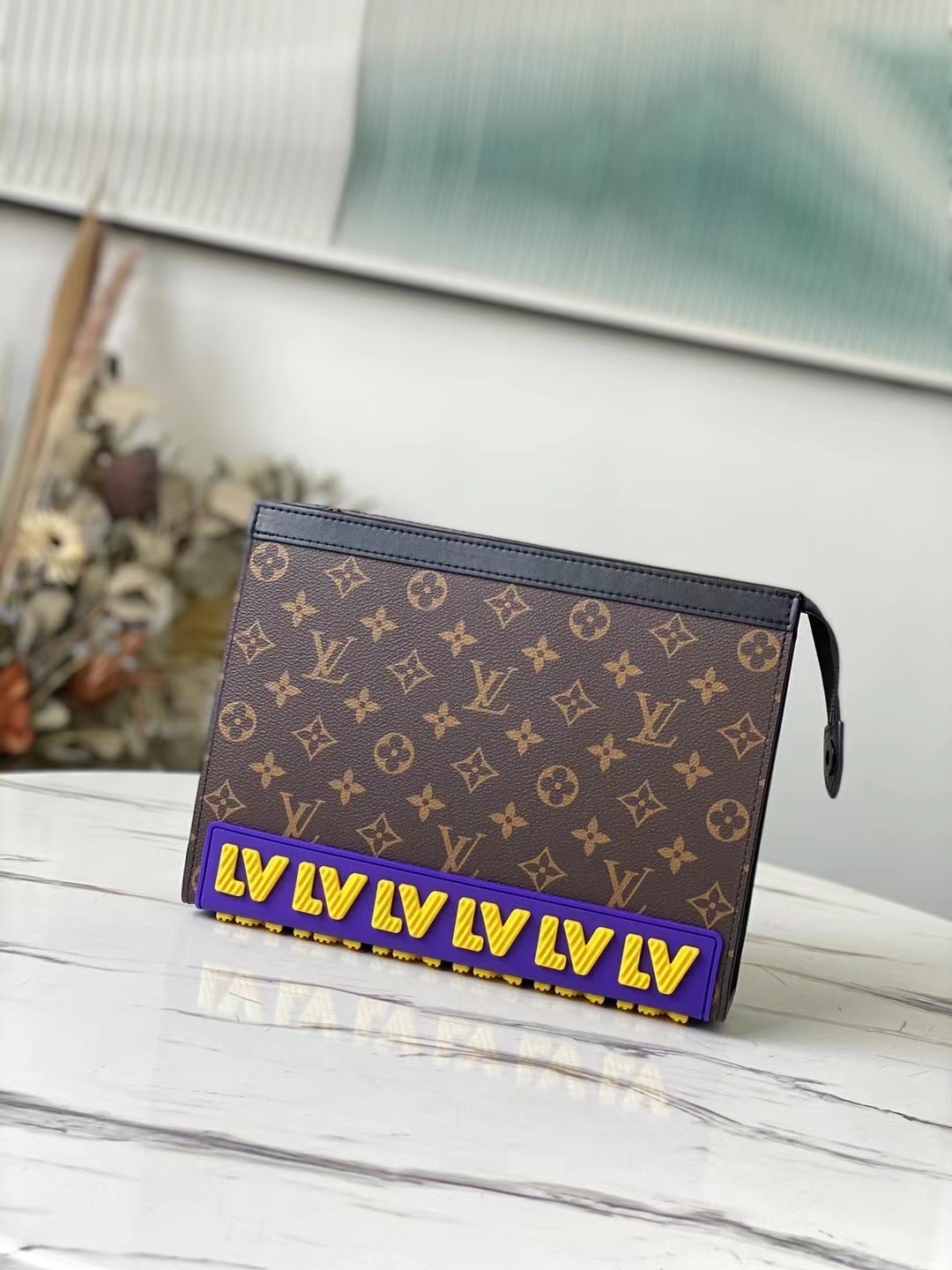 this new medium handbag effortlessly accommodates daily essentials - Bag