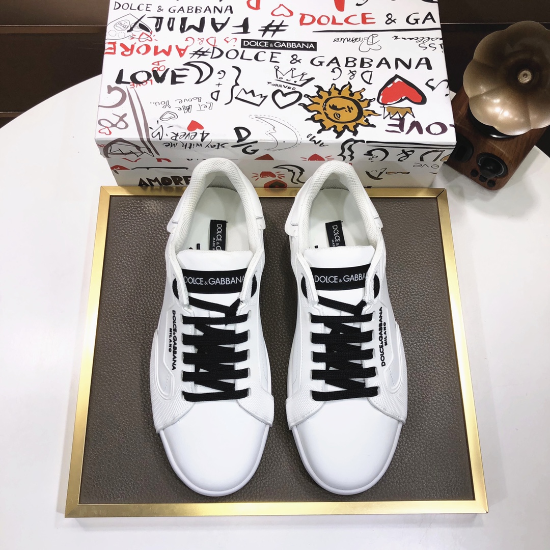 Dolce&Gabbana 杜嘉班纳全丝绸羊皮内里杜嘉班纳男鞋上新原单级限量潮鞋，进口头层牛皮高档羊皮内里，高品质，专柜同步，原版复刻，做工一流欧美大师设计，完美打造顶级品质，个性十足，时尚新颖。上脚极致舒适，千锤百炼为您量身定制。鞋垫：高档舒适羊里大底：原版橡胶防滑耐磨大底