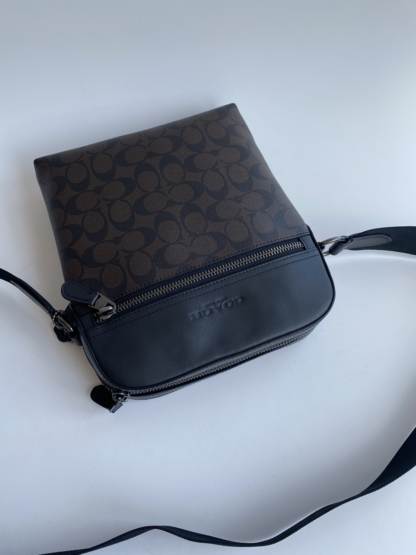Coach F73336最新男士飞行员包、PVC配头层牛皮款 包型车线手工都一流 代购品质、 细节、可单肩 斜挎的哦 简单出行男士的常用品都能装下