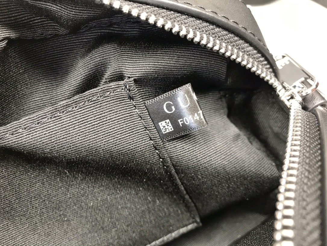 黒色相机包 - デザイン性と機能性が融合したスタイリッシュな肩背包