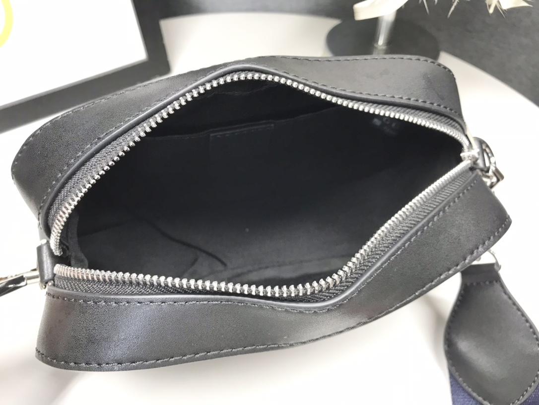 黒色相机包 - デザイン性と機能性が融合したスタイリッシュな肩背包