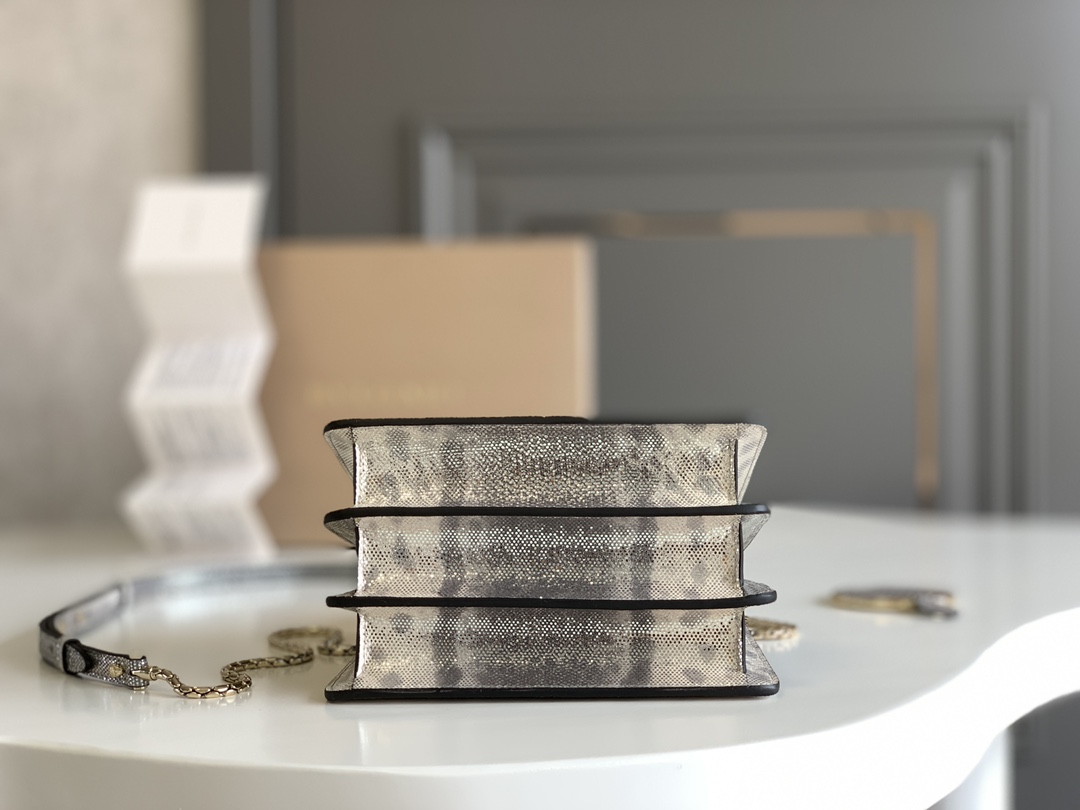 BVLGARI宝格丽"Sprpenti Forever "乳蛋白石色金属质感水蛇皮手提包38329