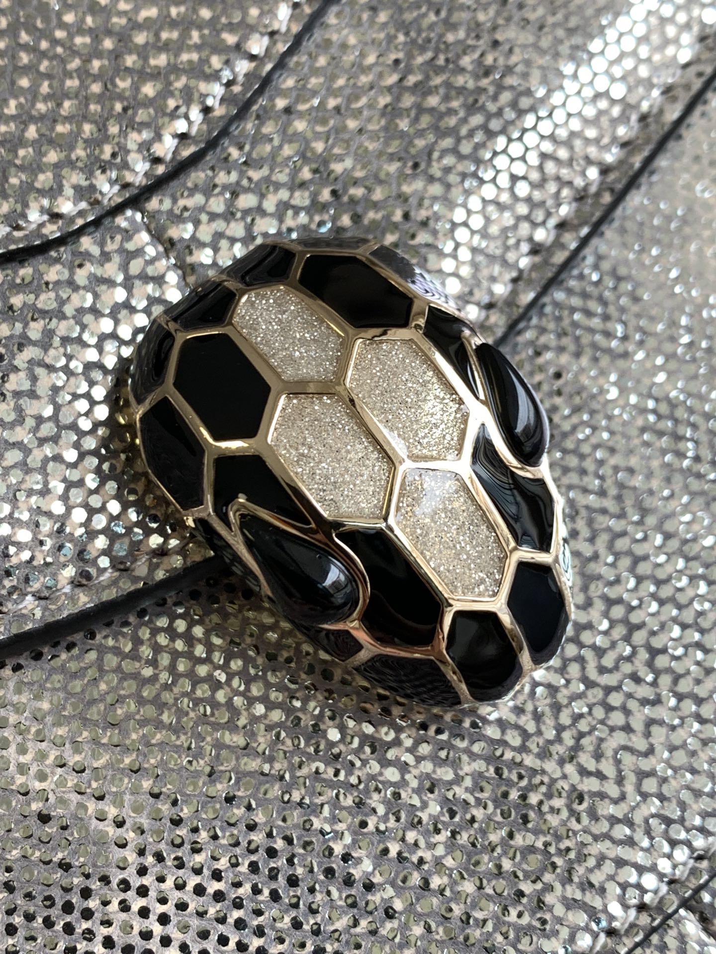 BVLGARI宝格丽"Sprpenti Forever "乳蛋白石色金属质感水蛇皮手提包38329