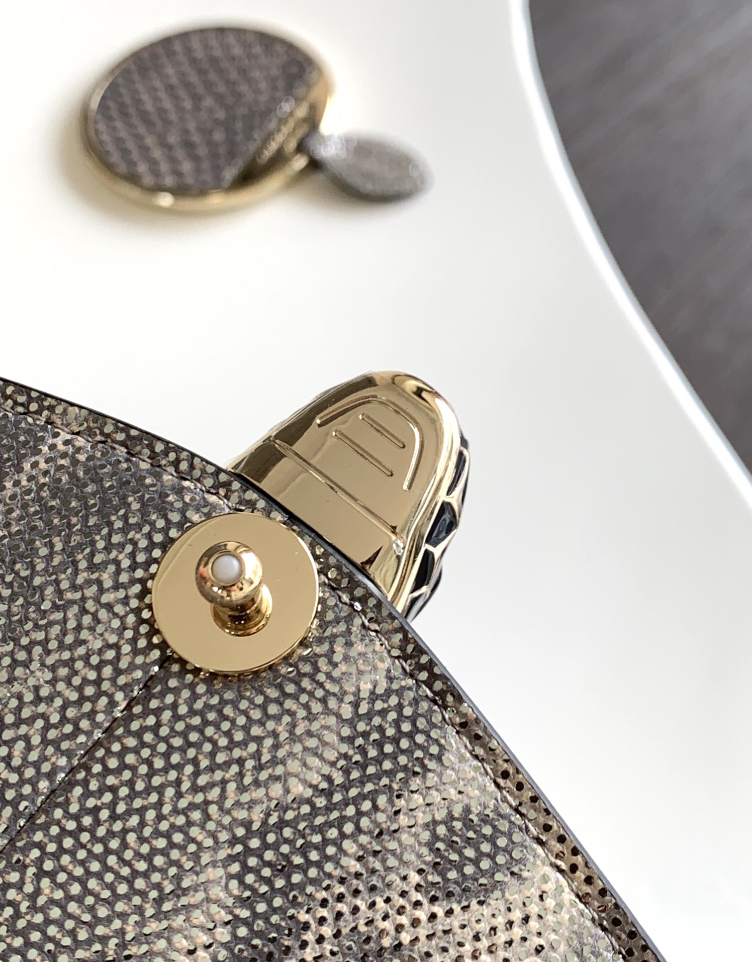 BVLGARI宝格丽"Sprpenti Forever "乳蛋白石色金属质感水蛇皮手提包38329