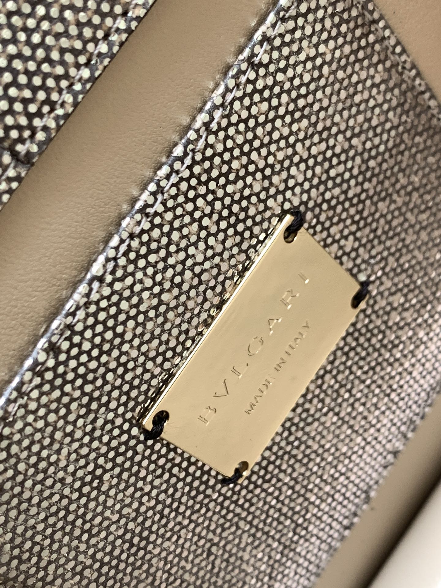 BVLGARI宝格丽"Sprpenti Forever "乳蛋白石色金属质感水蛇皮手提包38329