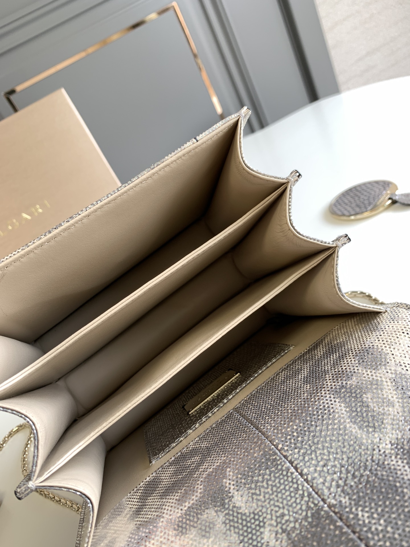 BVLGARI宝格丽"Sprpenti Forever "乳蛋白石色金属质感水蛇皮手提包38329