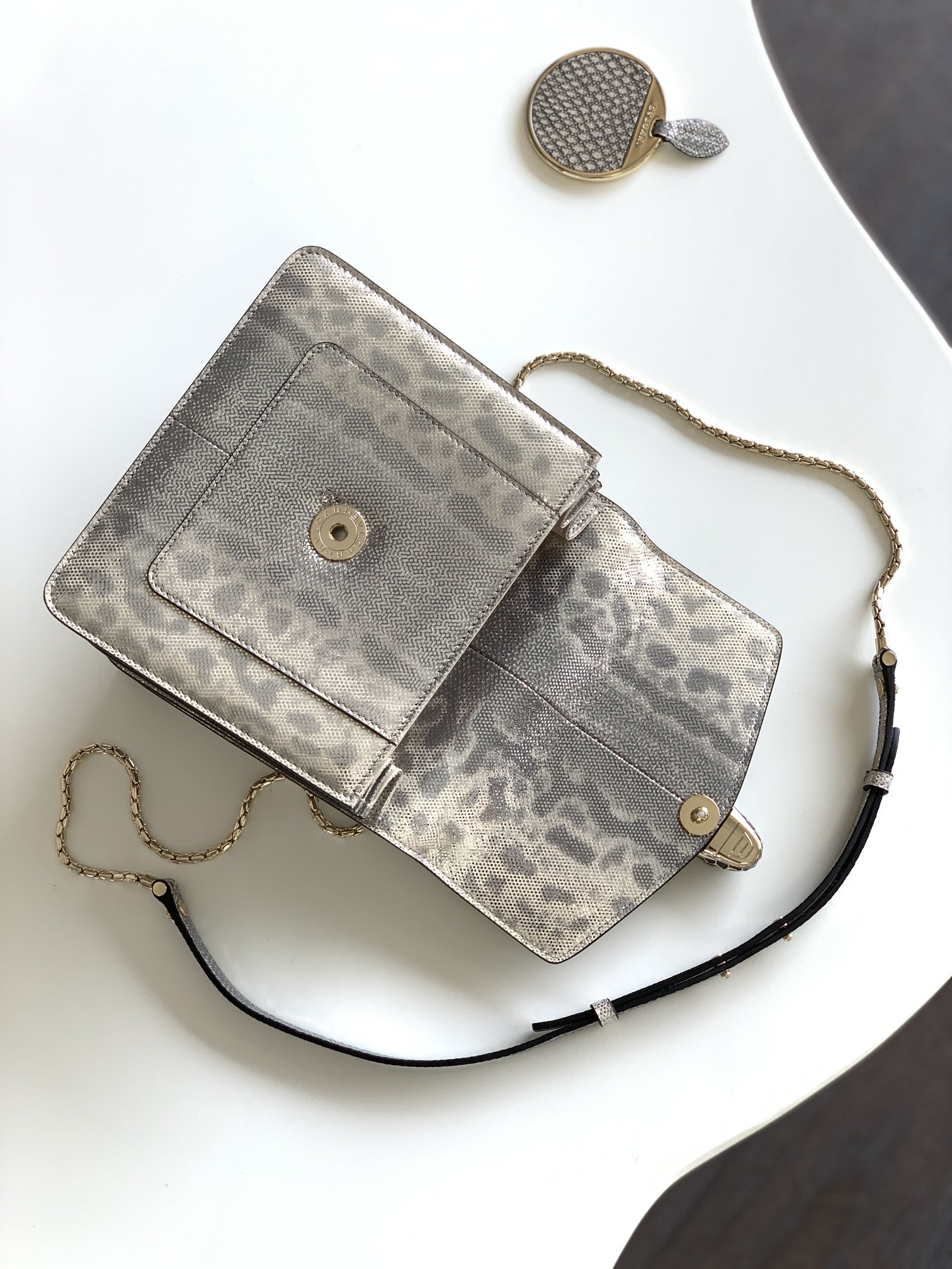 BVLGARI宝格丽"Sprpenti Forever "乳蛋白石色金属质感水蛇皮手提包38329