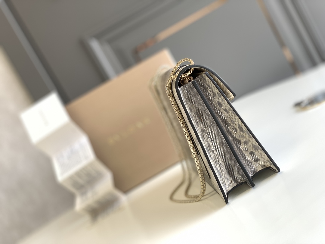 BVLGARI宝格丽"Sprpenti Forever "乳蛋白石色金属质感水蛇皮肩背包38326