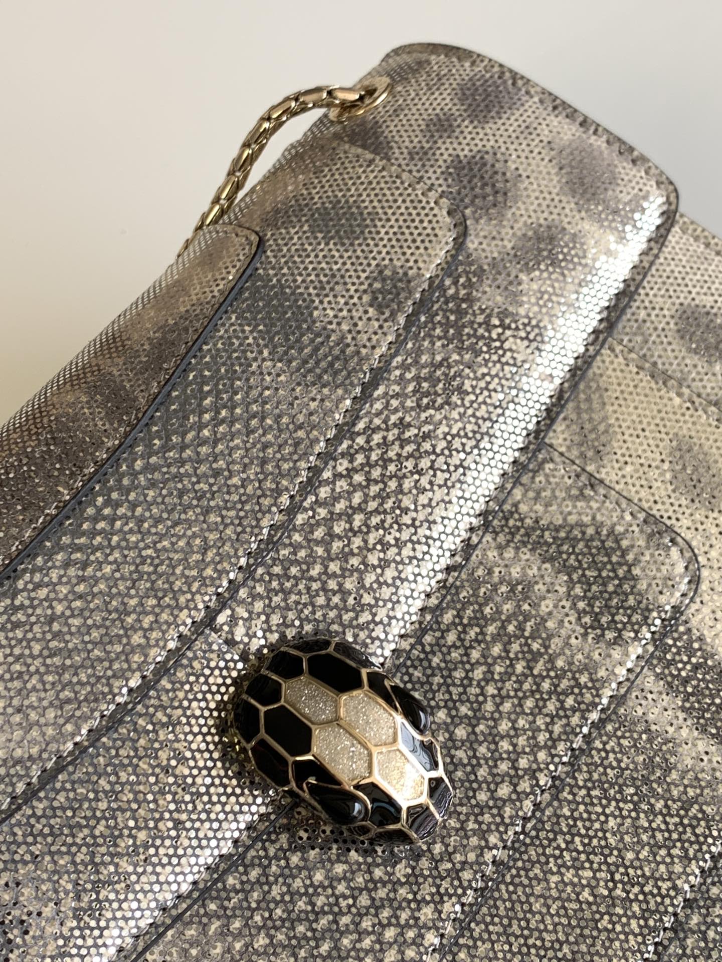 BVLGARI宝格丽"Sprpenti Forever "乳蛋白石色金属质感水蛇皮肩背包38326