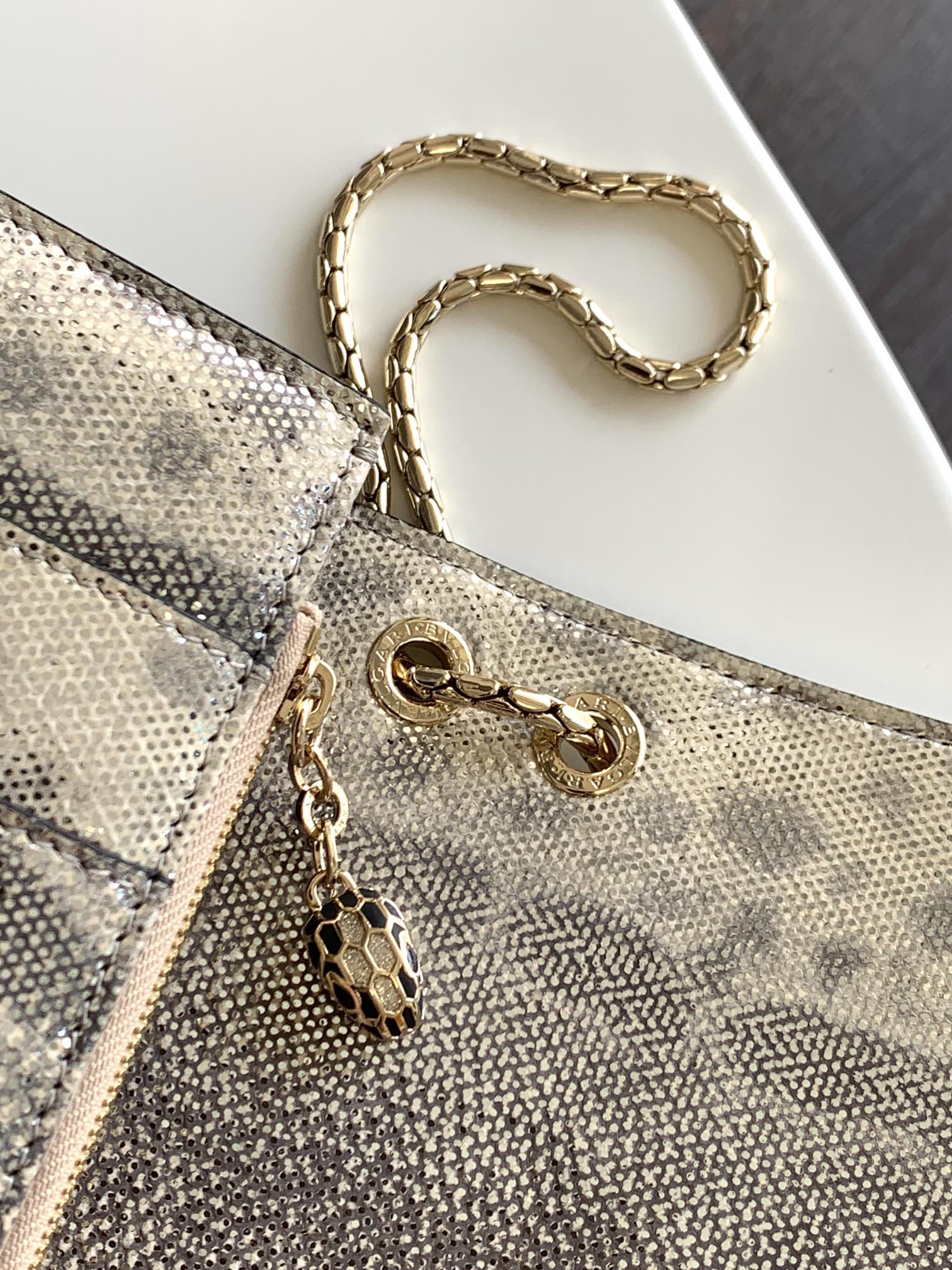 BVLGARI宝格丽"Sprpenti Forever "乳蛋白石色金属质感水蛇皮肩背包38326