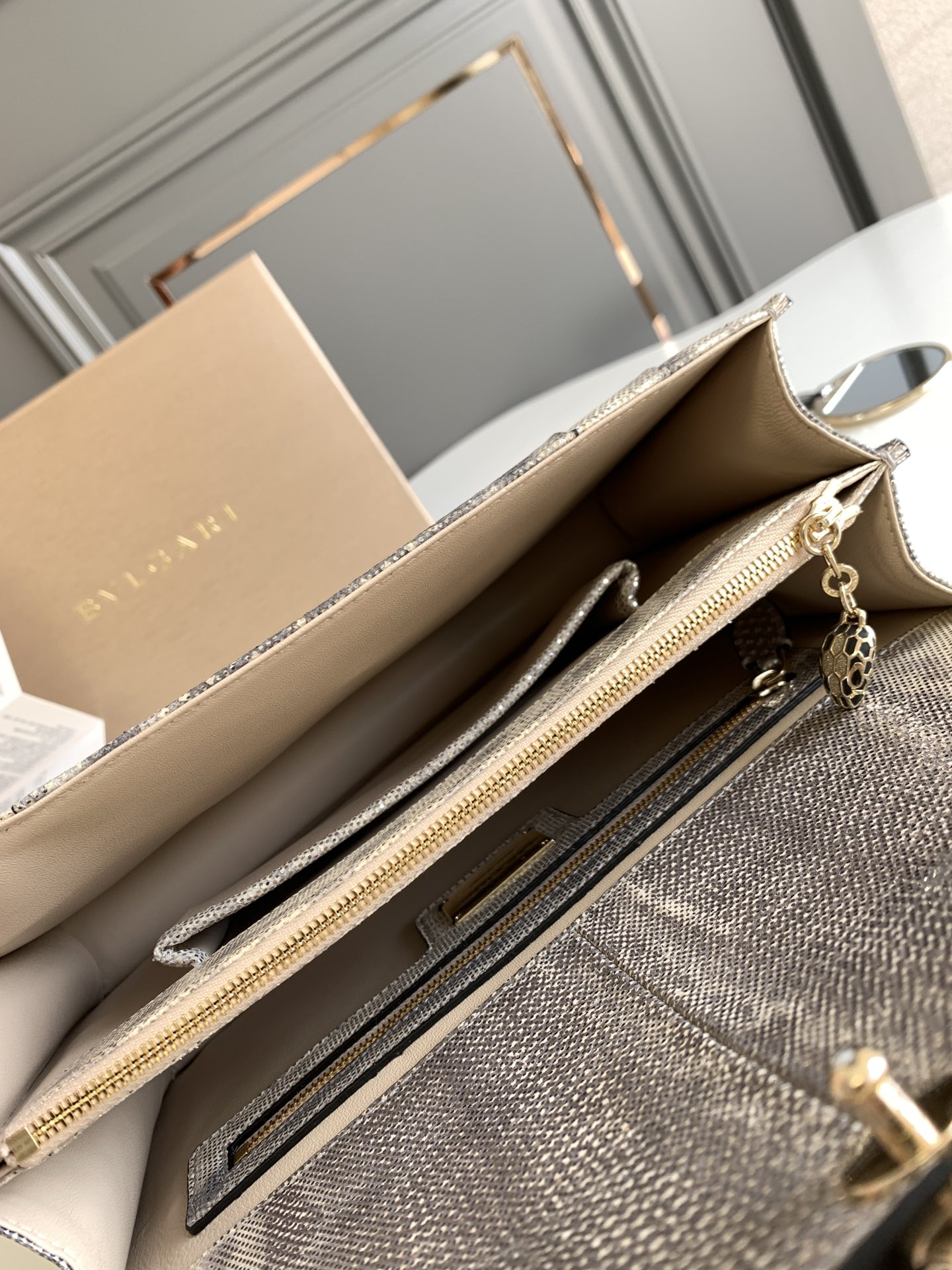 BVLGARI宝格丽"Sprpenti Forever "乳蛋白石色金属质感水蛇皮肩背包38326