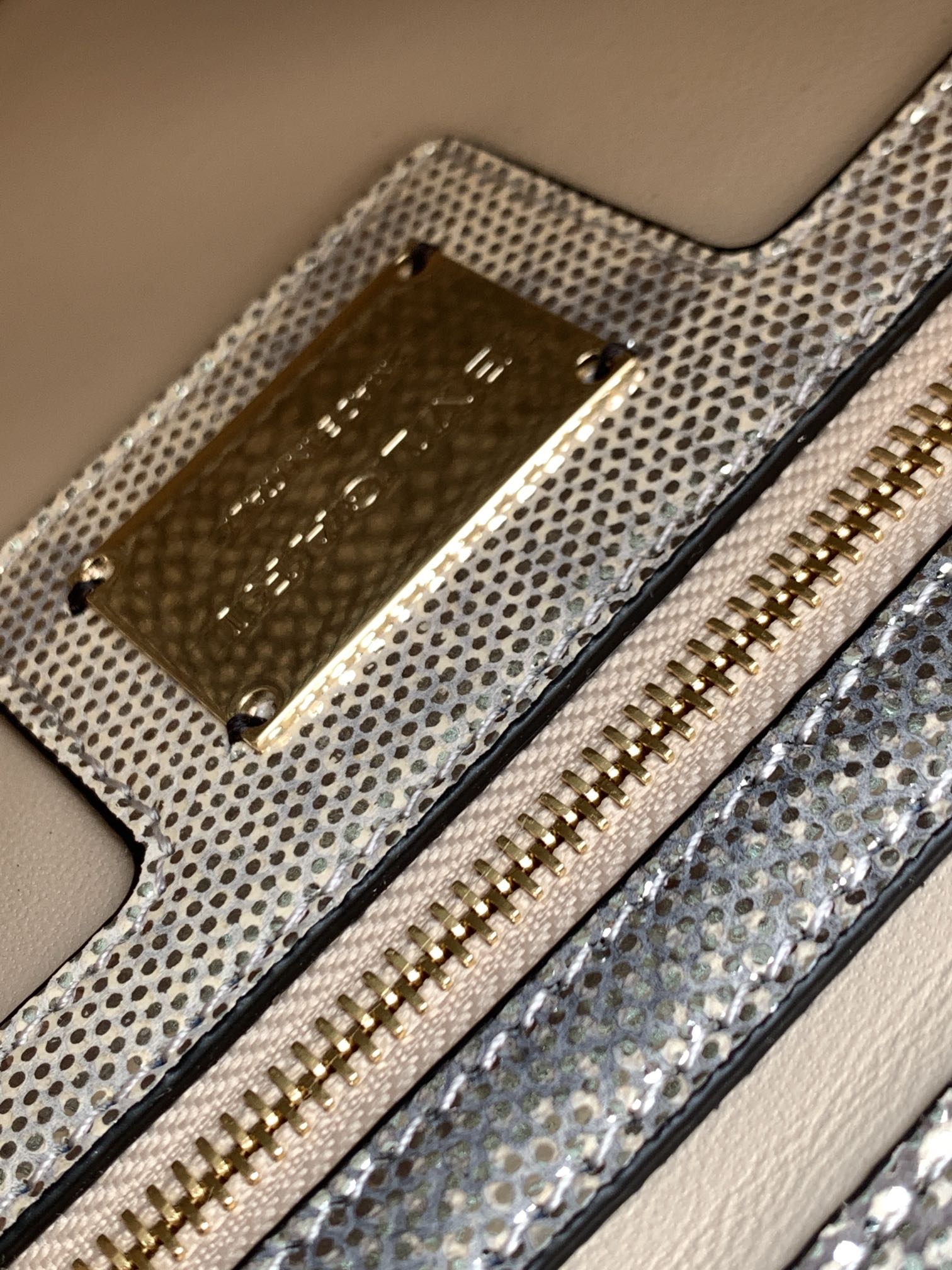 BVLGARI宝格丽"Sprpenti Forever "乳蛋白石色金属质感水蛇皮肩背包38326