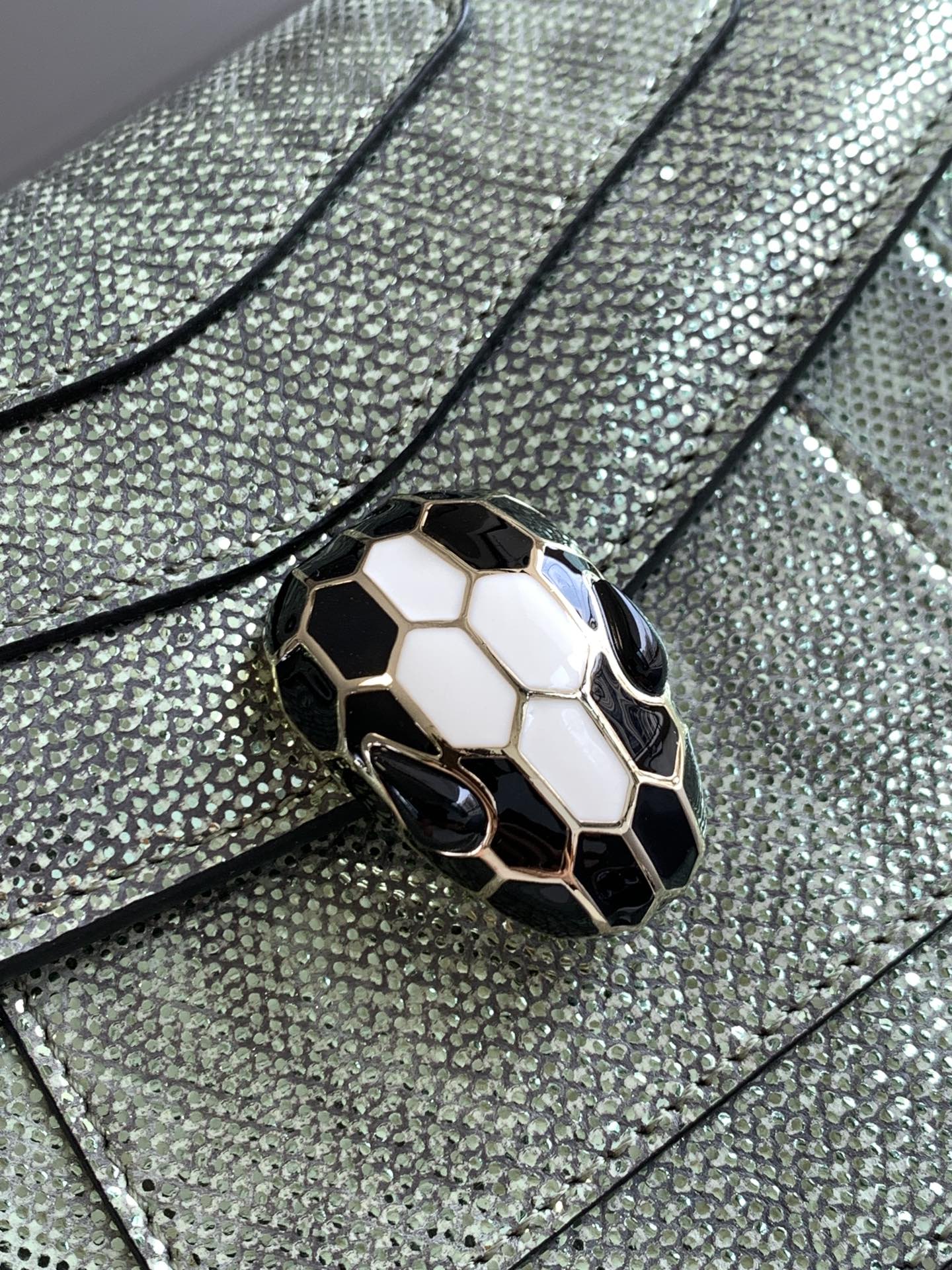 BVLGARI宝格丽"Sprpenti Forever "薄荷绿金属质感水蛇皮肩背包61879