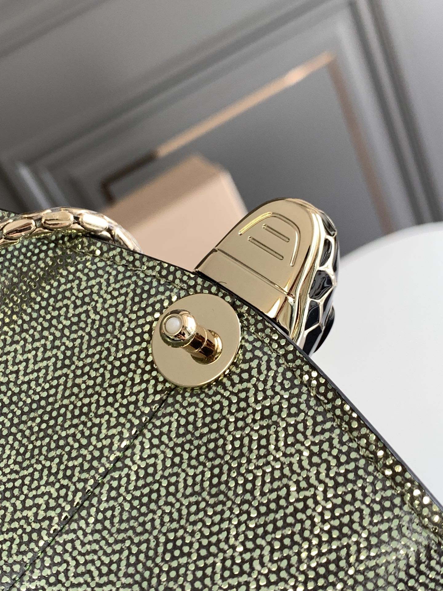 BVLGARI宝格丽"Sprpenti Forever "薄荷绿金属质感水蛇皮肩背包61879