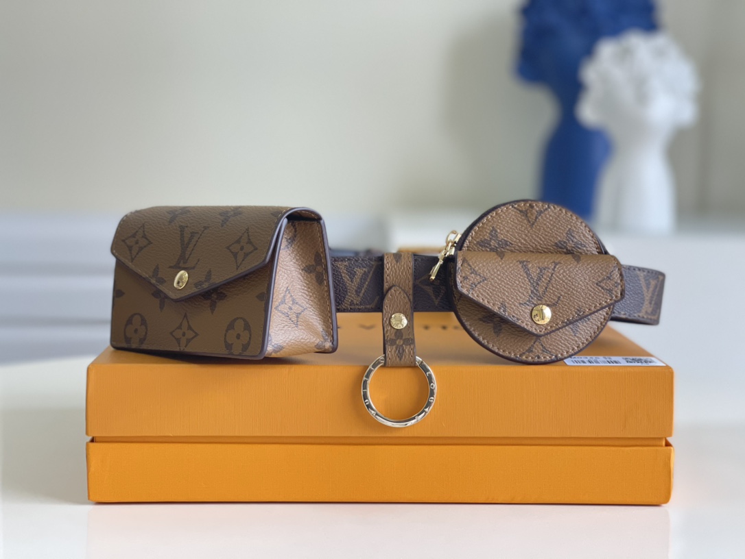 NO:396868,[Exclusive real photo of M0236 old flower M0345 yellow flower] Belt bag 30mm belt highlights the combination of functional design and craftsmanship. The workwear style introduces a detachable small bag and keychain, which is in line with pragmatism; classic canvas sets up needle buckle. Canvas* Calfskin lining* Removable square bag, can hold keys and cards* Removable round bag* Removable key* Needle buckle, belt length 80.95.90 three sizes a.400, LV [original leather], louis vuitton, keychain, cowhide19860909【独家实拍M0236老花 M0345黄花】 腰带包 30 毫米腰带彰显功能设计与工艺的糅合.工装风尚引入可拆卸小包与钥匙扣,契合实用主义；经典帆布烘托针式搭扣.帆布* 小牛皮内衬* 可拆卸方包,可放钥匙和卡片* 可拆卸圆形小包* 可拆卸钥匙* 针式搭扣,腰带长度80.95.90三个尺寸 a.400,LV【原厂皮】,louis vuitton,keychain,cowhide,Bag