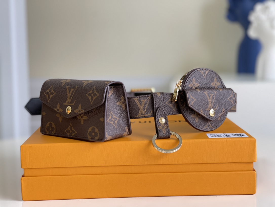 NO:396872,[Exclusive real photo of M0236 old flower M0345 yellow flower] Belt bag 30mm belt highlights the combination of functional design and craftsmanship. The workwear style introduces a detachable small bag and keychain, which is in line with pragmatism; classic canvas sets up needle buckle. Canvas* Calfskin lining* Removable square bag, can hold keys and cards* Removable round bag* Removable key* Needle buckle, belt length 80.95.90 three sizes a.400, LV [original leather], louis vuitton, keychain, cowhide19860909【独家实拍M0236老花 M0345黄花】 腰带包 30 毫米腰带彰显功能设计与工艺的糅合.工装风尚引入可拆卸小包与钥匙扣,契合实用主义；经典帆布烘托针式搭扣.帆布* 小牛皮内衬* 可拆卸方包,可放钥匙和卡片* 可拆卸圆形小包* 可拆卸钥匙* 针式搭扣,腰带长度80.95.90三个尺寸 a.400,LV【原厂皮】,louis vuitton,keychain,cowhide,Bag