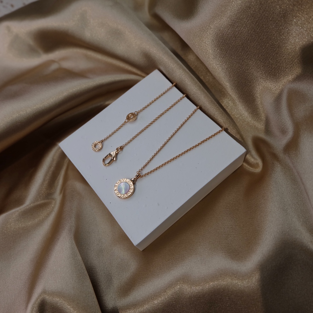 NO:633242,BV necklaces are still available in stock and use CNC technology. This one is slightly smaller than the previous black and white double-sided model, and the buttons and chains are also different. The back is a metal back cover, and the effect is very good when paired with the deep sea white mother-of-pearl upper body. Our future white mother-of-pearl will be completely different from the white butterfly oysters on the market with a halo of color!  88240,,bottega veneta,necklace,Cardia high-end jewelry19860909BV 款项链现货发售依旧采用CNC工艺,这款相比之前黑白双面款尺寸稍小,然后扣子和链子也是不一样的,背面是封底金属,配上深海白母贝上身效果非常赞,我们以后的白贝母都是与市面完全不一样带晕彩的白蝶贝！88240,,bottega veneta,necklace,卡迪亚高端饰品,Jewelry