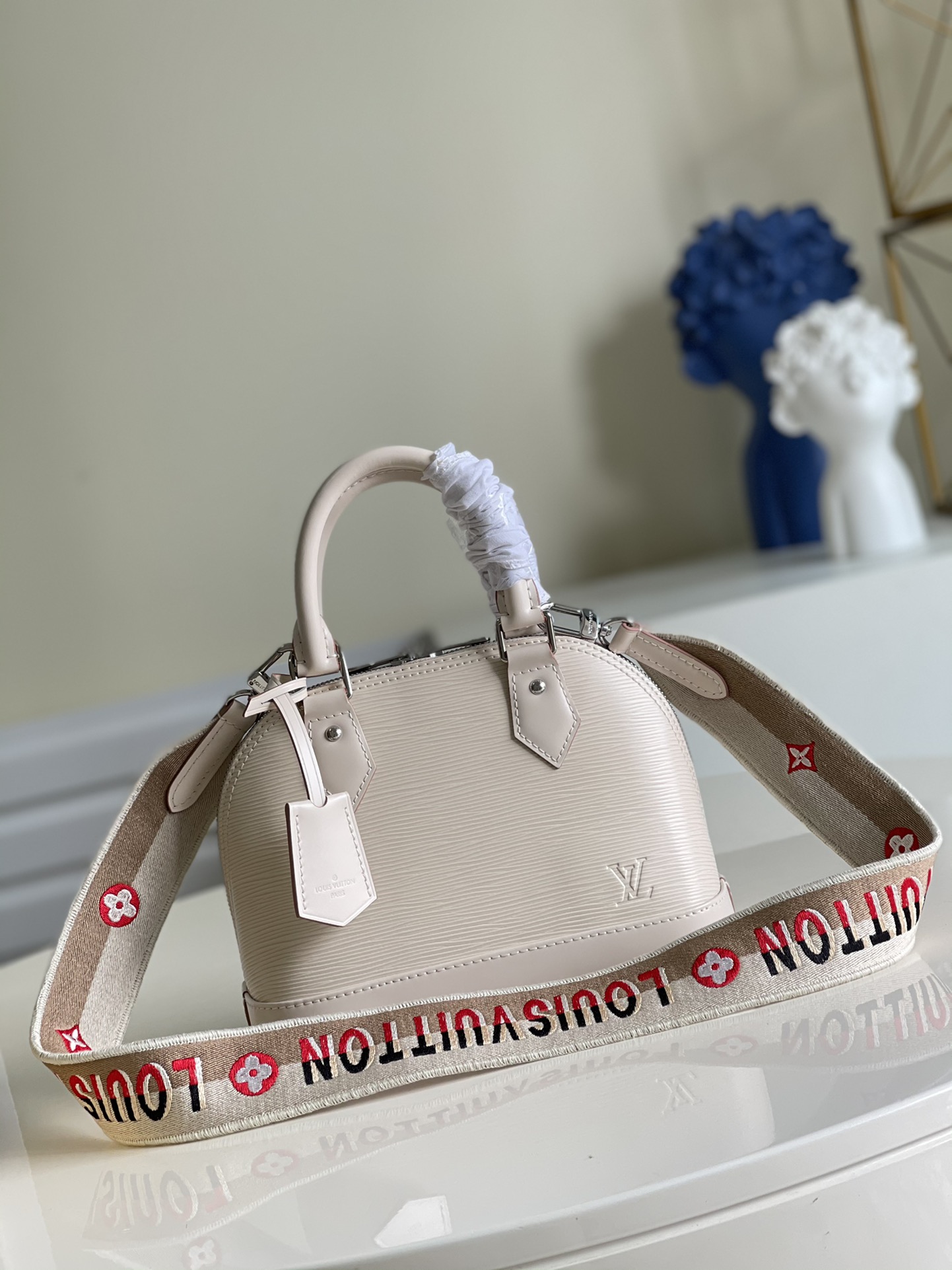 NO:396878,[Exclusive real photo M40302 milky white] ALMA BB handbag Water corrugated shell bag embossed small prototype. Its prototype is a classic bag designed in 1934 with a very artistic decoration style. The Alma BB handbag comes with a removable shoulder strap for light crossbody. Water corrugated green shell oo[handshake][handshake] This handbag, which uses Epi leather to perform a new and fashionable interpretation of the classic shape, has a series of bright and bright colors to choose from. Size 25.0×19.0×11.0cm p.850, LV [original leather], louis vuitton19860909【独家实拍M40302乳白】ALMA BB 手袋 水波纹贝壳包压花小号 其原型是在 1934 年设计的、颇具艺术装饰风格的一款经典包款.Alma BB 手袋配有一根可拆卸的肩带,用于轻便斜挎. 水波纹绿色贝壳oo[握手][握手]这款采用 Epi 皮革对经典造型进行全新时尚演绎的手袋拥有一系列艳丽、明快的色彩可供选择.尺寸25.0×19.0×11.0cm p.850,LV【原厂皮】,louis vuitton,Bag