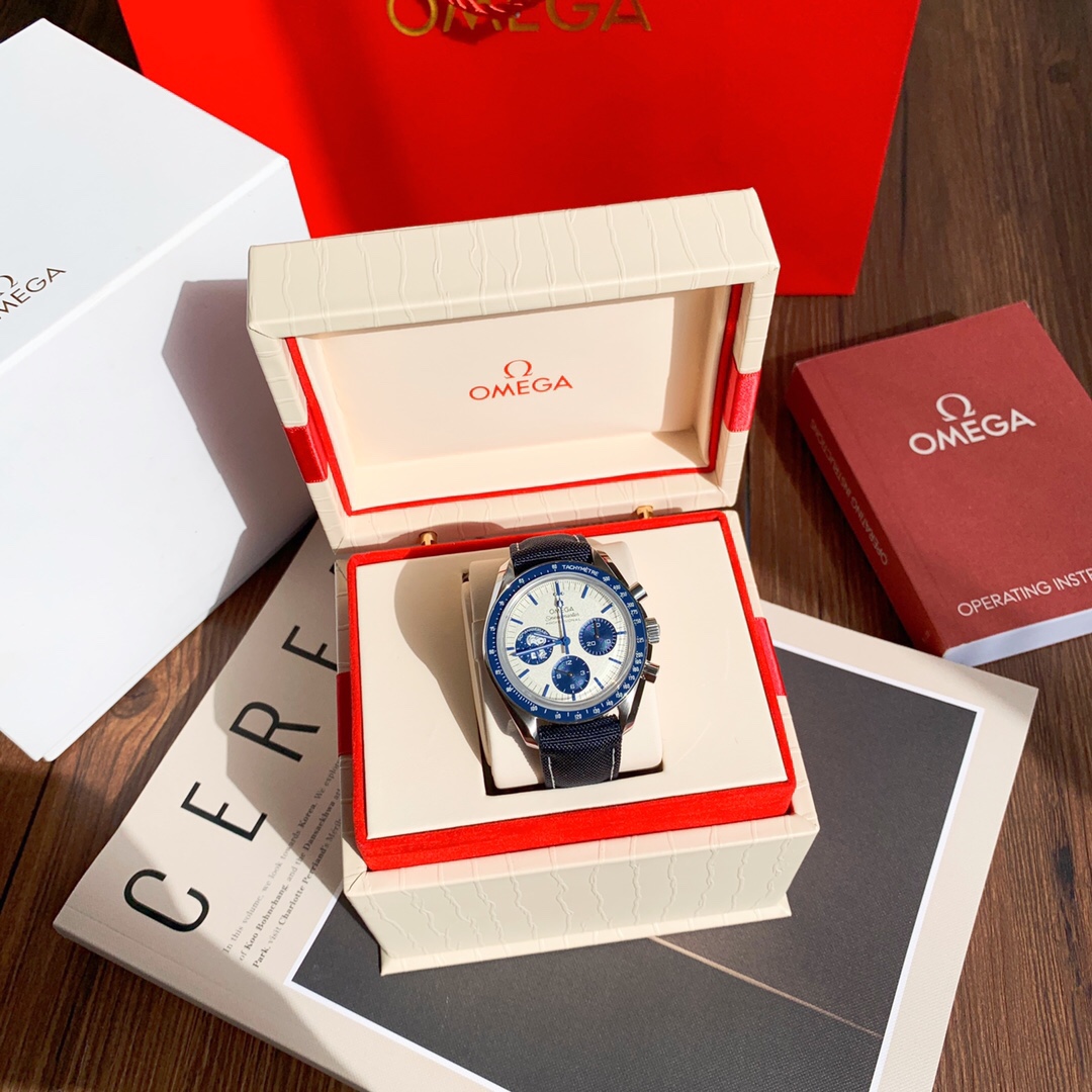 El nuevo reloj conmemorativo del 50 aniversario de la serie Speedmaster "Snoopy Award" de Omega tiene una apariencia do…
