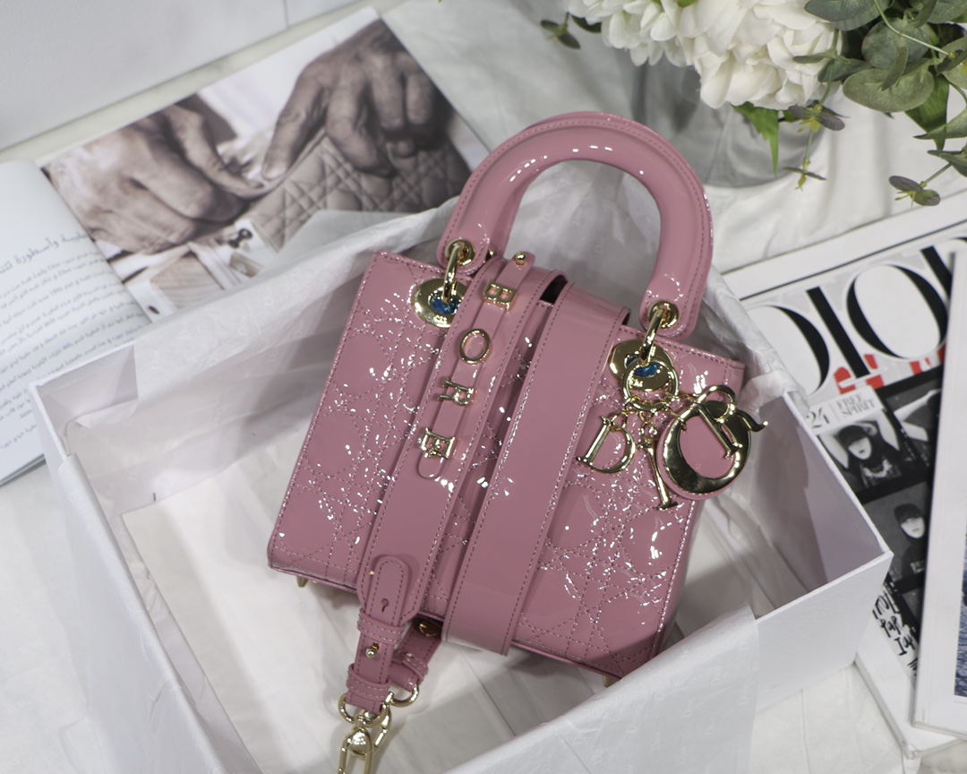 Sac Lady Dior en cuir verni, cannage, porté main, breloque métallique