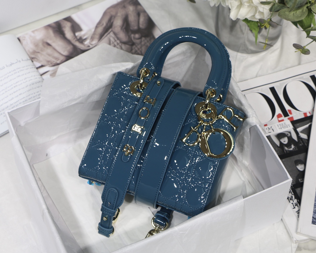Sac Lady Dior bleu profond en cuir verni à motif cannage, porté main et épaule