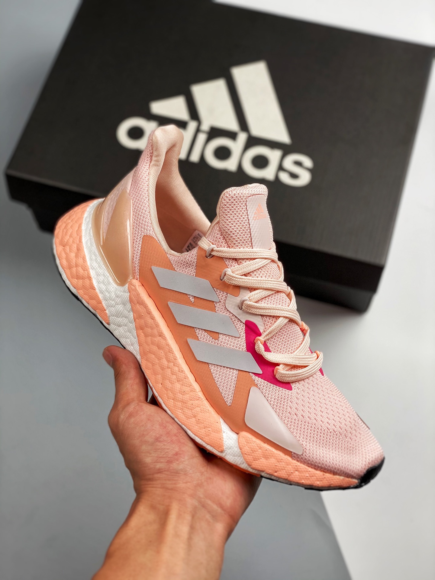 AD Boost X9000L4, diseño general con gran sensación de velocidad, fotos reales en primer lanzamiento, la parte superior…