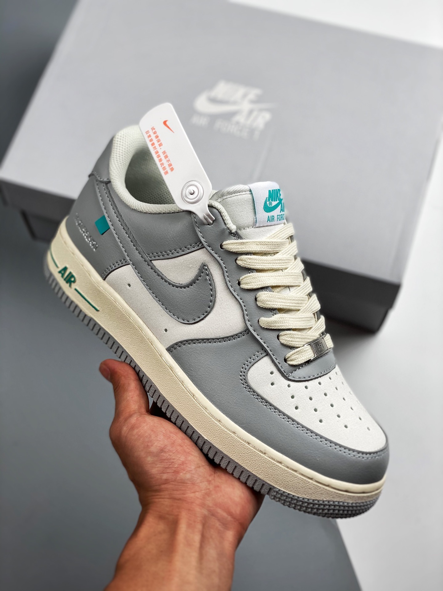 Off-white x Air Force 1 beige, gris y azul, horma y plantilla originales, auténtica silueta Air Force, enfocado en el c…