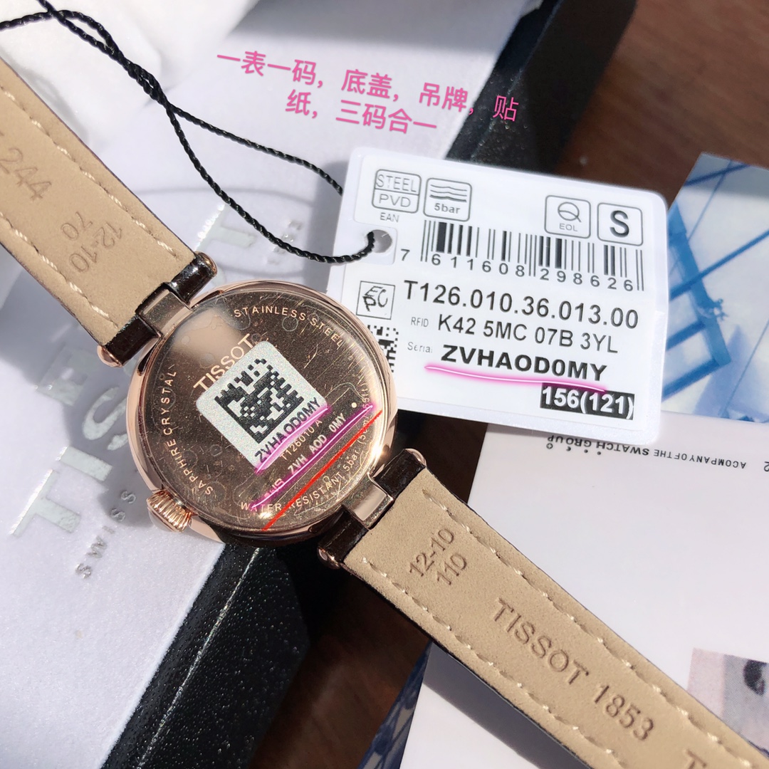 天梭2021最新款 最新款 最新款 嘉丽系列 T126.010瑞士石英女表 ！灵感于古罗马建筑，因其小巧迷人，也被爱称为“小美人” 宠爱自己不需要理由，天梭为女性打造时光之礼… 从风格到细节，由整体到局部，都是你无法拒绝的理由！机芯我们用于原装瑞士ETA石英机芯，走时稳定，带有低电量提醒工能。采用蓝宝石玻璃，永久不会刮花 50米防水，表盘直径为26mm，316瑞士进口钢 光泽亮丽 上手非常漂亮，非常好配搭衣服 送礼自戴都非常漂亮。后配全套包装。且买且珍惜[调皮][调皮]