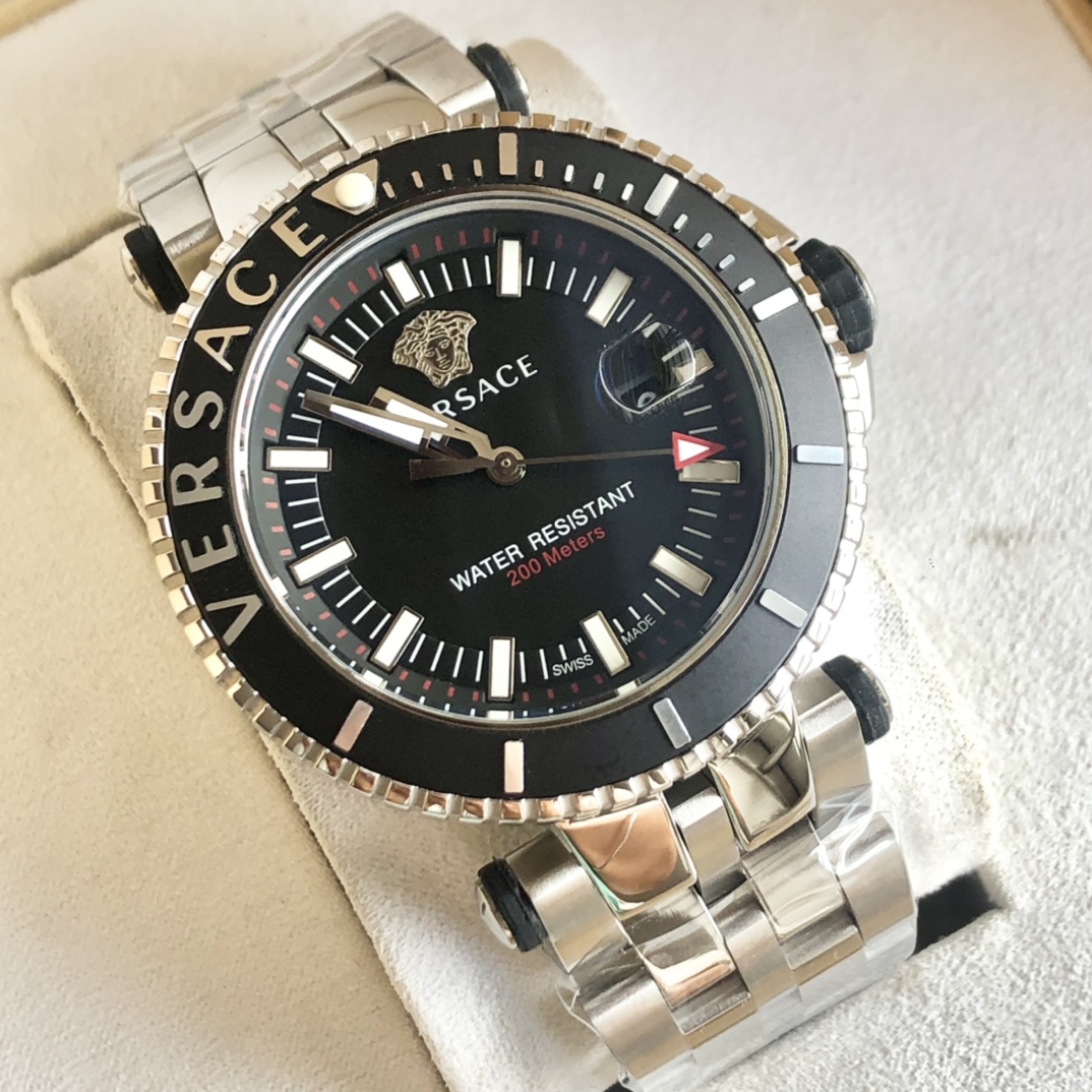 NO:157973,Comment, Versace Medusa single-item rotating ring steel belt sports diving large dial men's watch, outer ring engraved brand LOGO logo, 12-point large dot super luminous, imported quartz movement, hardened sapphire glass, stainless steel strap with double snap button, easy to open, outer diameter 46MM, first-hand price batch, versace19860909批,范思哲美杜莎单项旋转圈钢带运动潜水大表盘男表,外圈刻品牌LOGO标志,12点位大圆点超级夜光,进口石英机芯,采用加硬蓝宝石玻璃,不锈钢表带搭配双按扣制,打开方便快捷,外径46MM,一手价批,,versace,Watch