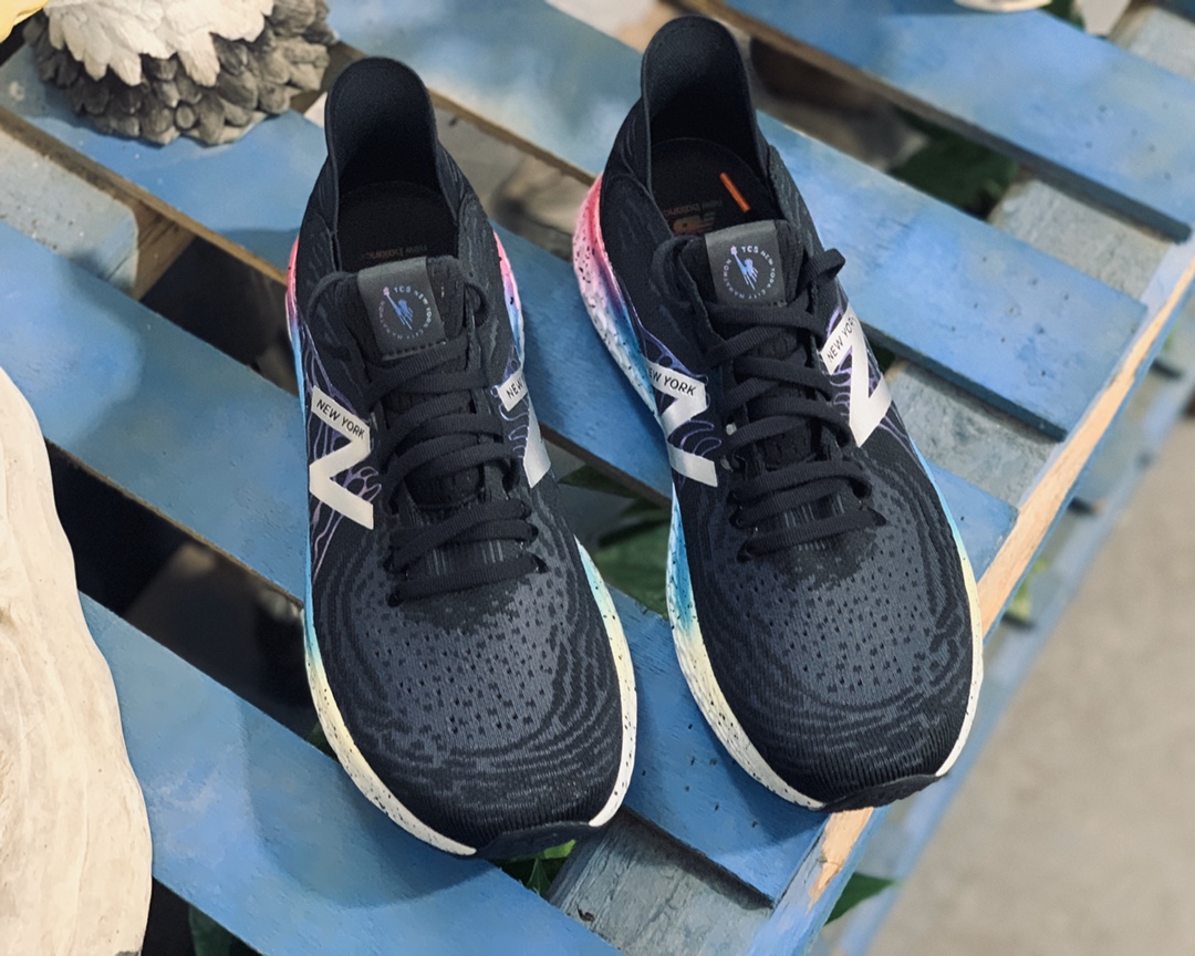 340💰（编号55）⚠️不退换
正品NB 1080v10旗舰跑鞋 纽约曼哈顿联名配色 
国内无售 这个订单都是出国外的 保真
女码36 36.5 37 37.5 38 39 
男码39.5 40 40.5 41.5 42 42.5 43 44 正常码数