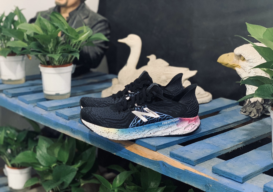 340💰（编号55）⚠️不退换
正品NB 1080v10旗舰跑鞋 纽约曼哈顿联名配色 
国内无售 这个订单都是出国外的 保真
女码36 36.5 37 37.5 38 39 
男码39.5 40 40.5 41.5 42 42.5 43 44 正常码数