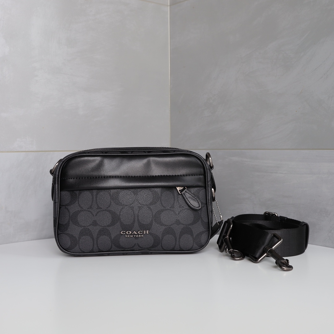 蔻驰相机包🅿️190 原单品质/正确版
国内有售.男士超级爆款. 
牛皮拼接经典双c斜挎包.
品质超级赞. 独家礼盒装.  
规格：24*16*6 cm