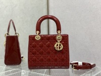 Cinq compartiments rouge cerise ✔️Le dernier compartiment à cinq compartiments en cuir verni à rabat de Lady, une mise à niveau classique📤, le design de la fermeture éclair précédente qui vous grattait les mains a été modifié, il est tellement prévenant😘, après avoir été blessé par divers sacs à fermeture éclair, j'ai vraiment j'aime le nouveau style Le design à clapet à cinq compartiments a une pleine capacité💯, et il a fière allure lorsqu'il est porté en bandoulière. Le losange rétro et la forme intemporelle du sac sont un sac classique que chaque fille mérite de posséder. 1 Cinq compartiments rouge cerise ✔️Le dernier compartiment à cinq compartiments en cuir verni à rabat de Lady, une mise à niveau classique📤, le design de la fermeture éclair précédente qui vous grattait les mains a été modifié, il est tellement prévenant😘, après avoir été blessé par divers sacs à fermeture éclair, j’ai vraiment j’aime le nouveau style Le design à clapet à cinq compartiments a une pleine capacité💯, et il a fière allure lorsqu’il est porté en bandoulière. Le losange rétro et la forme intemporelle du sac sont un sac classique que chaque fille mérite de posséder.