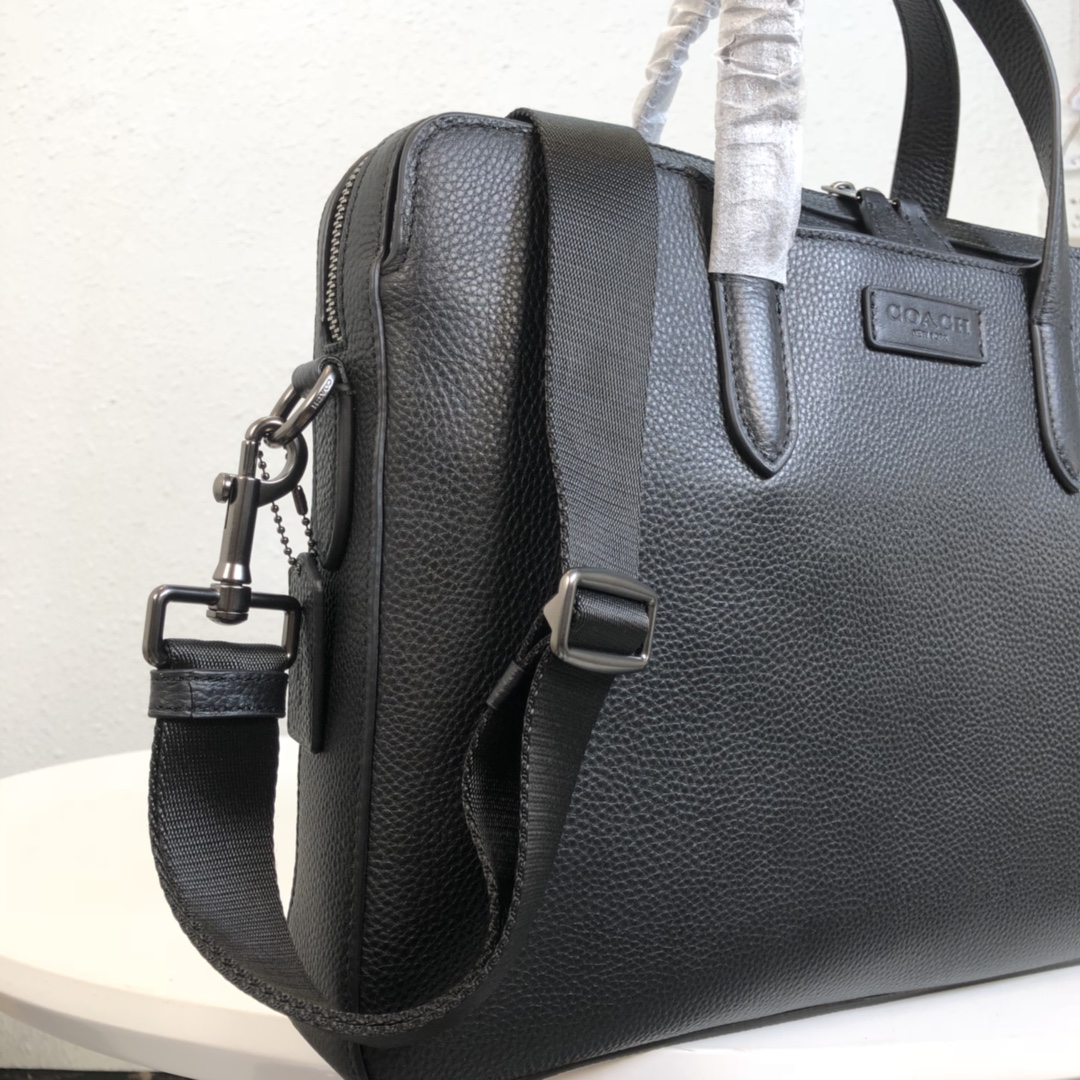 Coach 款号 ：C2833男士新款公文包 可手提斜挎单肩包男包 简约大方款 荔枝纹头层牛皮材质 超软牛皮品质 做工 版型立体挺括 纳物非常方便 容量大 可以放笔记本电脑