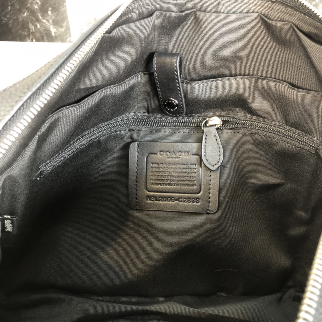 Coach 款号 ：C2833男士新款公文包 可手提斜挎单肩包男包 简约大方款 荔枝纹头层牛皮材质 超软牛皮品质 做工 版型立体挺括 纳物非常方便 容量大 可以放笔记本电脑