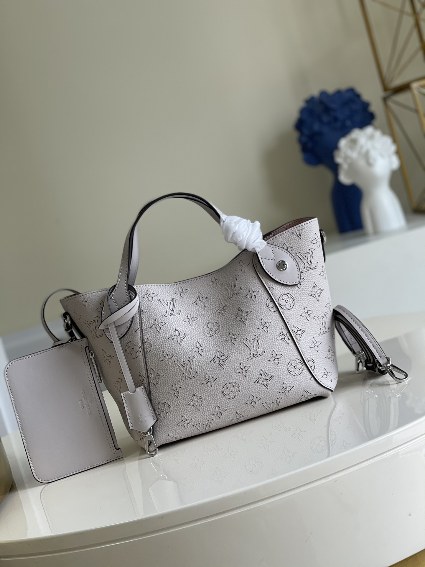 NO:396880,【Exclusive real photo of M54353 pink purple】M554350 HINA small handbag This Hina small handbag is made of carved perforated calfskin, making the pink color tones from bottom to top from thick to light, releasing the fun. Tighten the sides, the exquisite Tote bag will then turn into a bucket bag. Detailed features 23 x 21 x 13 cm Q.900, LV [original leather], louis vuitton, cowhide19860909【独家实拍M54353粉紫】M554350 HINA 小号手袋 本款 Hina 小号手袋取材镂花穿孔小牛皮,令粉彩色调自下而上由浓转淡,释放盎然趣意.收紧两侧,精巧 Tote 包随即化身水桶包.详细特征23 x 21 x 13 厘米 Q.900,LV【原厂皮】,louis vuitton,cowhide,Bag