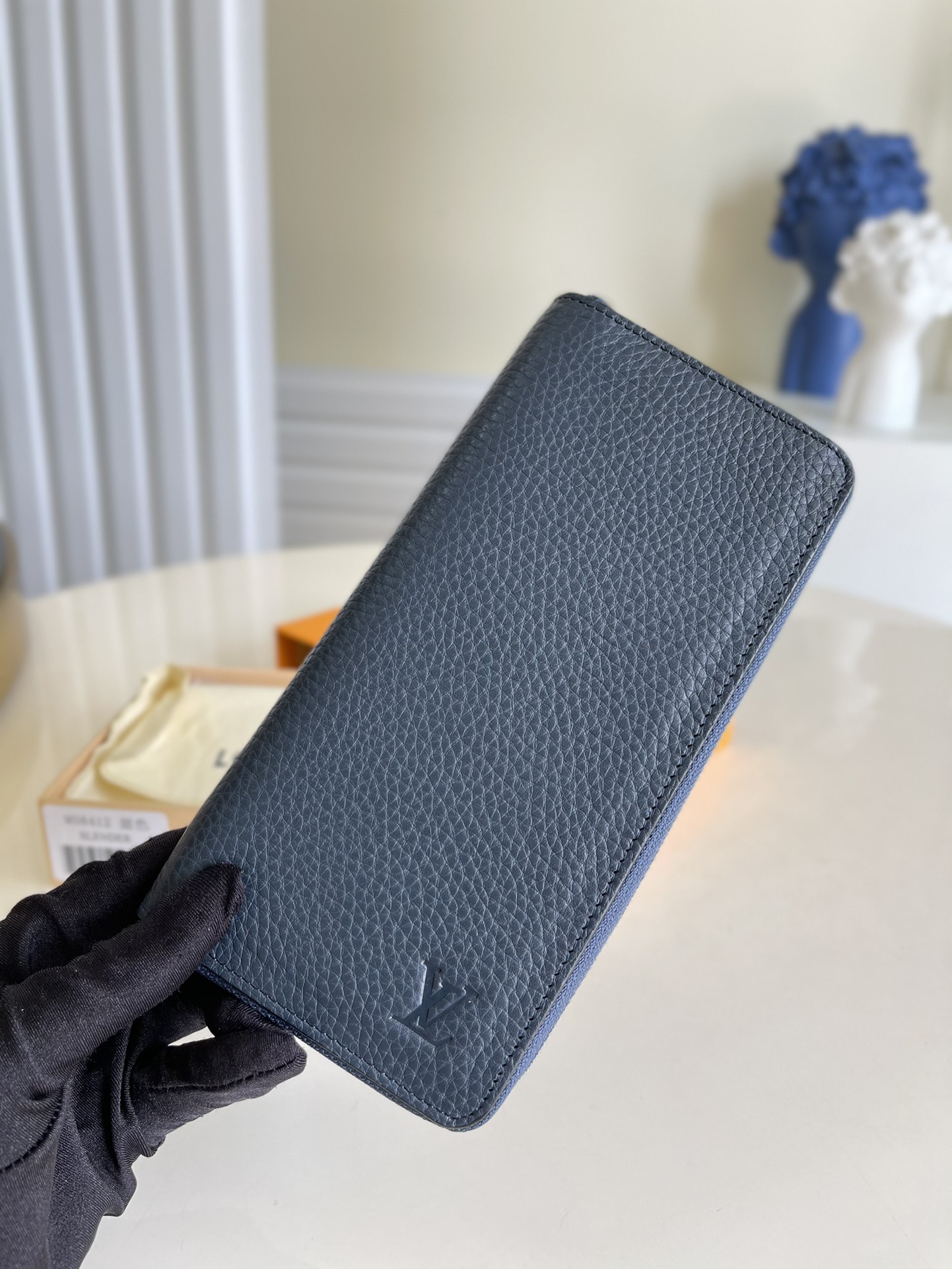 NO:396935,【Exclusive real photo M58412 blue】 Lychee pattern men's zipper bag This Zippy Wallet Vertical straight zipper wallet can hold cash, cards and change, and the design is stylish and practical. It has multiple pockets and compartments. The soft and tough Taurillon leather adds a bit of charm. Details 10 x 20 x 2 cm (length x height x width) Taurillon leather cowhide lining silver metal parts 12 credit card mezzanine 2 business card pockets 1 large organ banknote compartment 1 zipper change cube 1 compartment can hold documents and documents V.350, LV [original leather], louis vuitton,cowhide19860909【独家实拍M58412蓝色】 荔枝纹男士拉链包 這款 Zippy Wallet Vertical直式拉鏈錢包可容納現鈔、卡片和零錢,而且設計既時尚又實用,設有多個口袋和隔層,柔軟堅韌的Taurillon皮革令其更添幾分魅力.細節10 x 20 x 2 厘米(長度 x 高度 x 闊度)Taurillon皮革牛皮襯裡銀色金屬件12個信用卡夾層2個名片口袋1個大型風琴式紙幣隔層1個拉鏈零錢格1個隔層可裝證件及單據 V.350,LV【原厂皮】,louis vuitton,cowhide,Bag