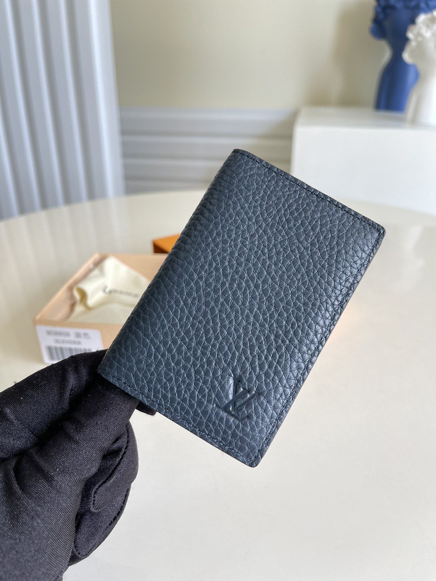 NO:396920,【Exclusive real photo M58808 blue】 Lychee pattern card bag This Pocket Organiser bag wallet is made of extremely soft Taurillon leather. It has multiple pockets and spaces. It is compact and lightweight, but it can accommodate credit cards and banknotes and other belongings. Details 8 x 11 x 1 cm (length x height x width) Taurillon leather cowhide lining 5 inner pockets 1 outer pocket 3 credit card mezzanine cowhide lining v., LV [original leather], louis vuitton, cowhide19860909【独家实拍M58808蓝色】 荔枝纹卡包 以極柔軟的Taurillon皮革打造這款Pocket Organiser袋裝錢包時尚與實用兼具,設有多個口袋和空間,設計緊湊輕巧,卻足以容納信用卡和紙幣等隨身物.細節8 x 11 x 1 厘米(長度 x 高度 x 闊度)Taurillon皮革牛皮襯裡5個內口袋1個外口袋3個信用卡夾層牛皮襯裡 v.,LV【原厂皮】,louis vuitton,cowhide,Bag