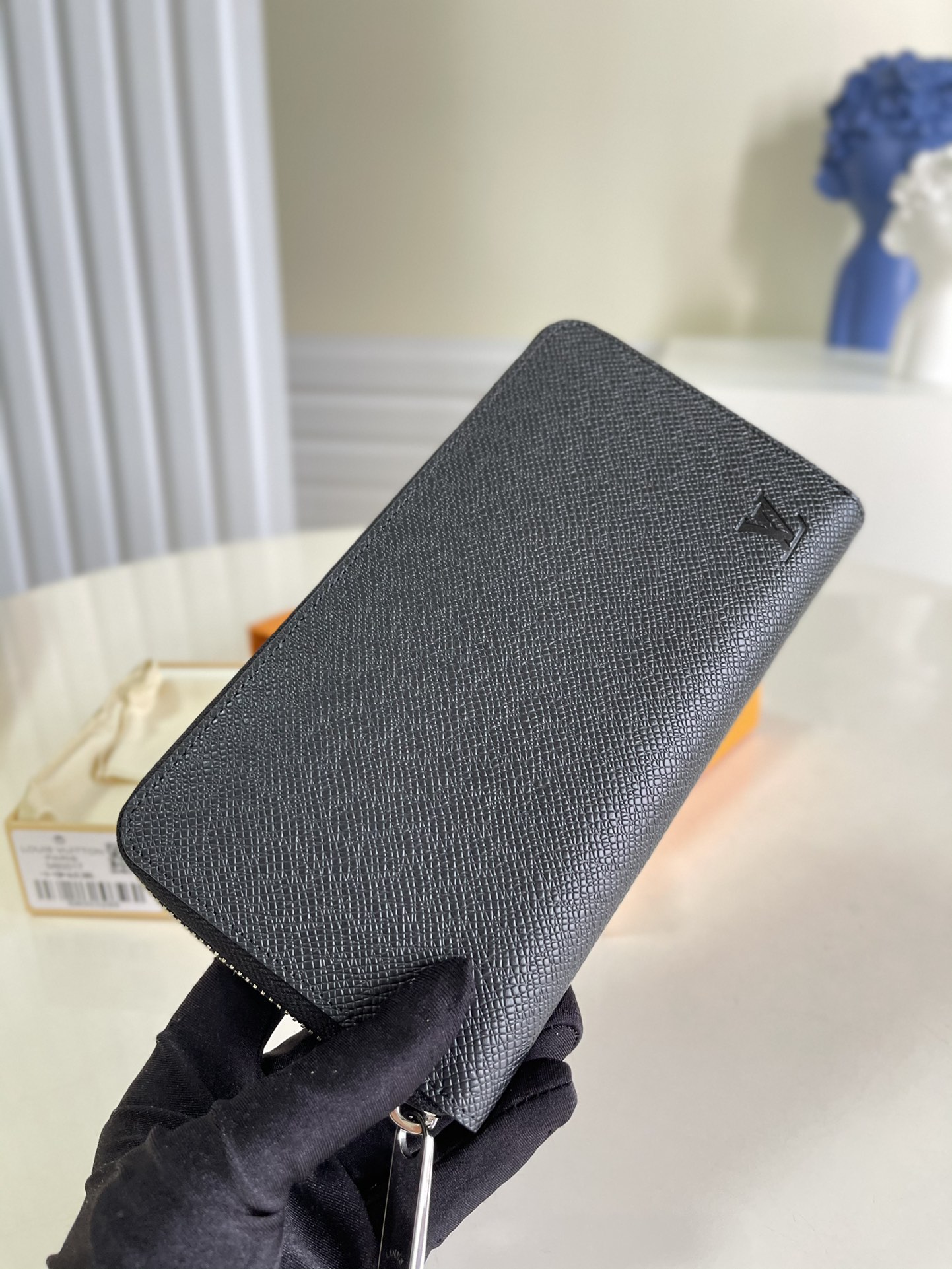 NO:396926,[Exclusive real shot 60017 black cross pattern] ZIPPY zipper wallet is very fashionable and can hold cash. Cards and coins. The wallet is made of elegant and smooth Taiga leather. It has multiple inner bags and compartments. It is quite practical. size 19.5x10cm.v.260, LV [original leather], louis vuitton19860909【独家实拍60017黑色十字纹】ZIPPY 拉链 钱夹 时尚感十足 可装纳现金 卡片及硬币 钱夹以优雅光滑的 Taiga 皮革制成 拥有多个内袋及隔层 相当实用 size 19.5x10cm.v.260,LV【原厂皮】,louis vuitton,Bag