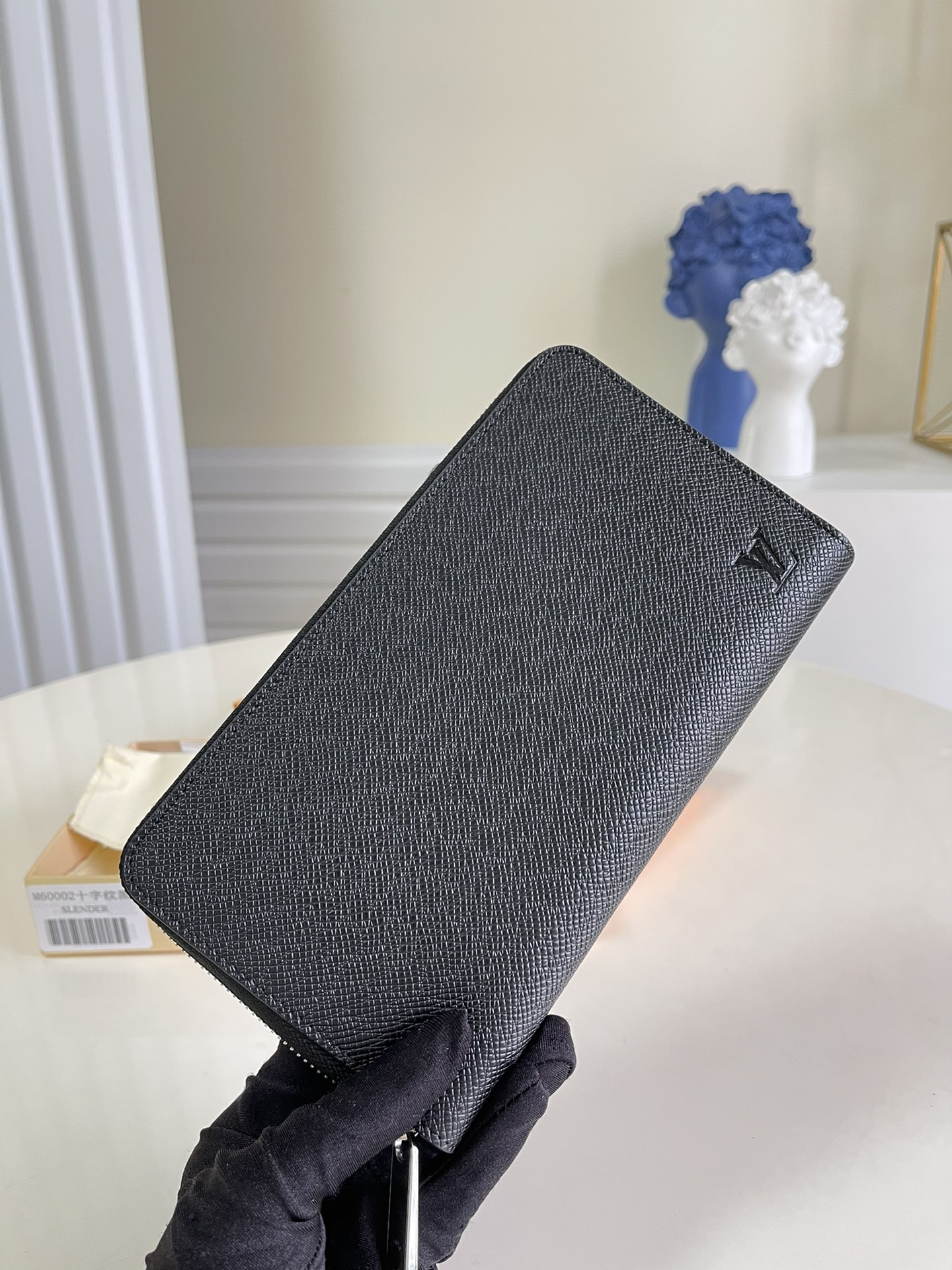 NO:396928,【Exclusive real photo M60002 black cross pattern】 This exquisite Monogram canvas wallet is practical and spacious, and can hold credit cards, IDs, change, banknotes, checkbooks and pens. 21 x 11 x 3 cm (Length x Height x Width) - Zipper opening and closing - 12 credit card slots - Zipper change compartment - 2 large compartments, can hold bills and passports - 1 flat bill compartment - Shiny gold metal accessories.v.280, LV [original leather], louis vuitton19860909【独家实拍M60002黑色十字纹】 这款精巧的Monogram帆布钱夹,设计实用宽敞,可放信用卡、证件、零钱、纸币、 支票簿和笔.21 x 11 x 3 cm (长 x 高 x 宽) - 拉链开合- 12 个信用卡槽- 拉链零钱隔层- 2个大隔层,可放票据和护照- 1个扁平的票据隔层- 闪亮的金色金属配件.v.280,LV【原厂皮】,louis vuitton,Bag