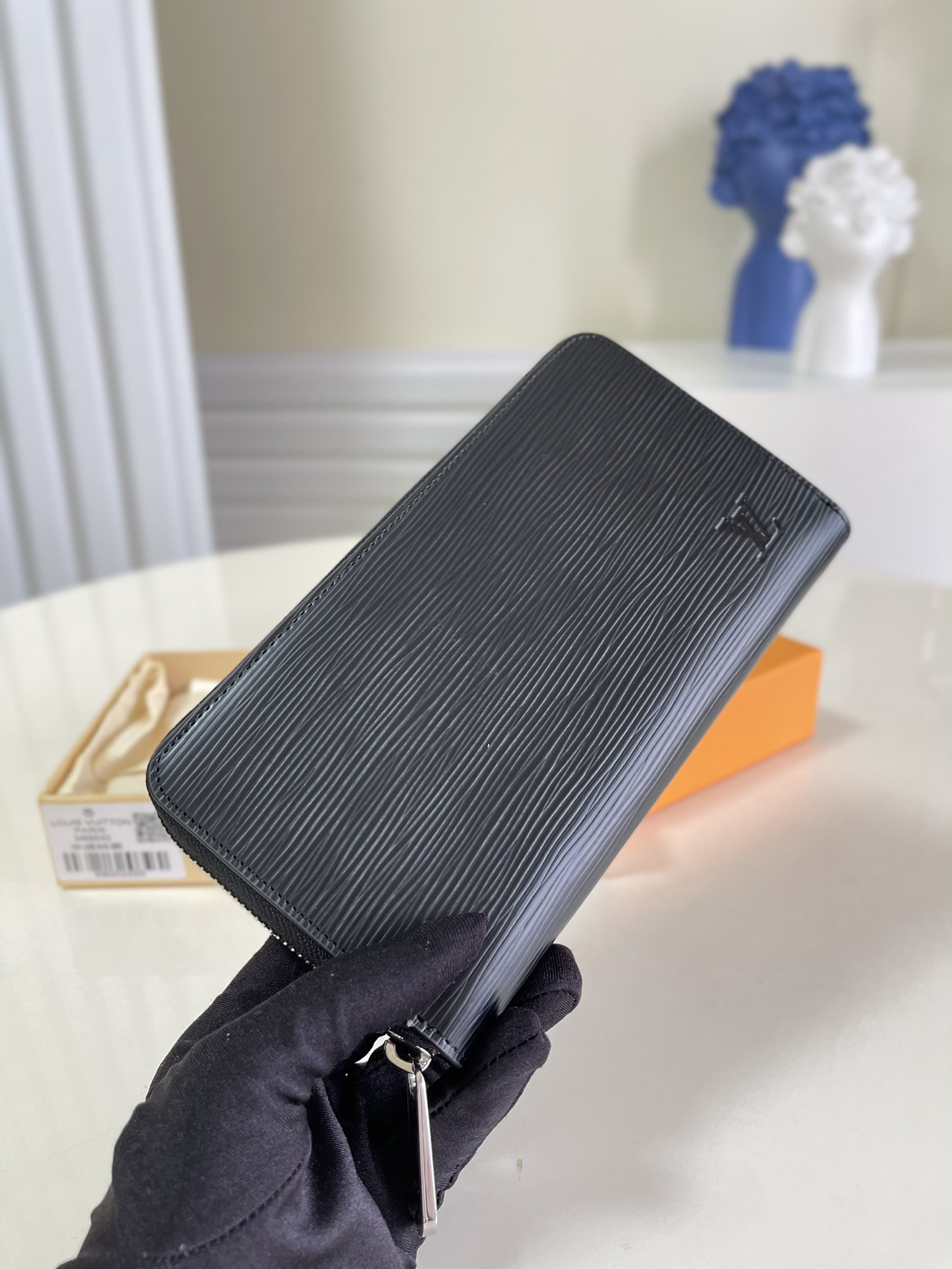 NO:396930,[Exclusive real shot 60017N black water ripple] ZIPPY zipper wallet full of fashion sense, can hold cash, cards and coins The wallet is made of elegant and smooth Taiga leather, has multiple inner bags and compartments, quite practical size 19.5x10cm.v.260, LV [original leather], louis vuitton19860909【独家实拍60017N 黑色水波纹】ZIPPY 拉链 钱夹 时尚感十足 可装纳现金 卡片及硬币 钱夹以优雅光滑的 Taiga 皮革制成 拥有多个内袋及隔层 相当实用 size 19.5x10cm.v.260,LV【原厂皮】,louis vuitton,Bag