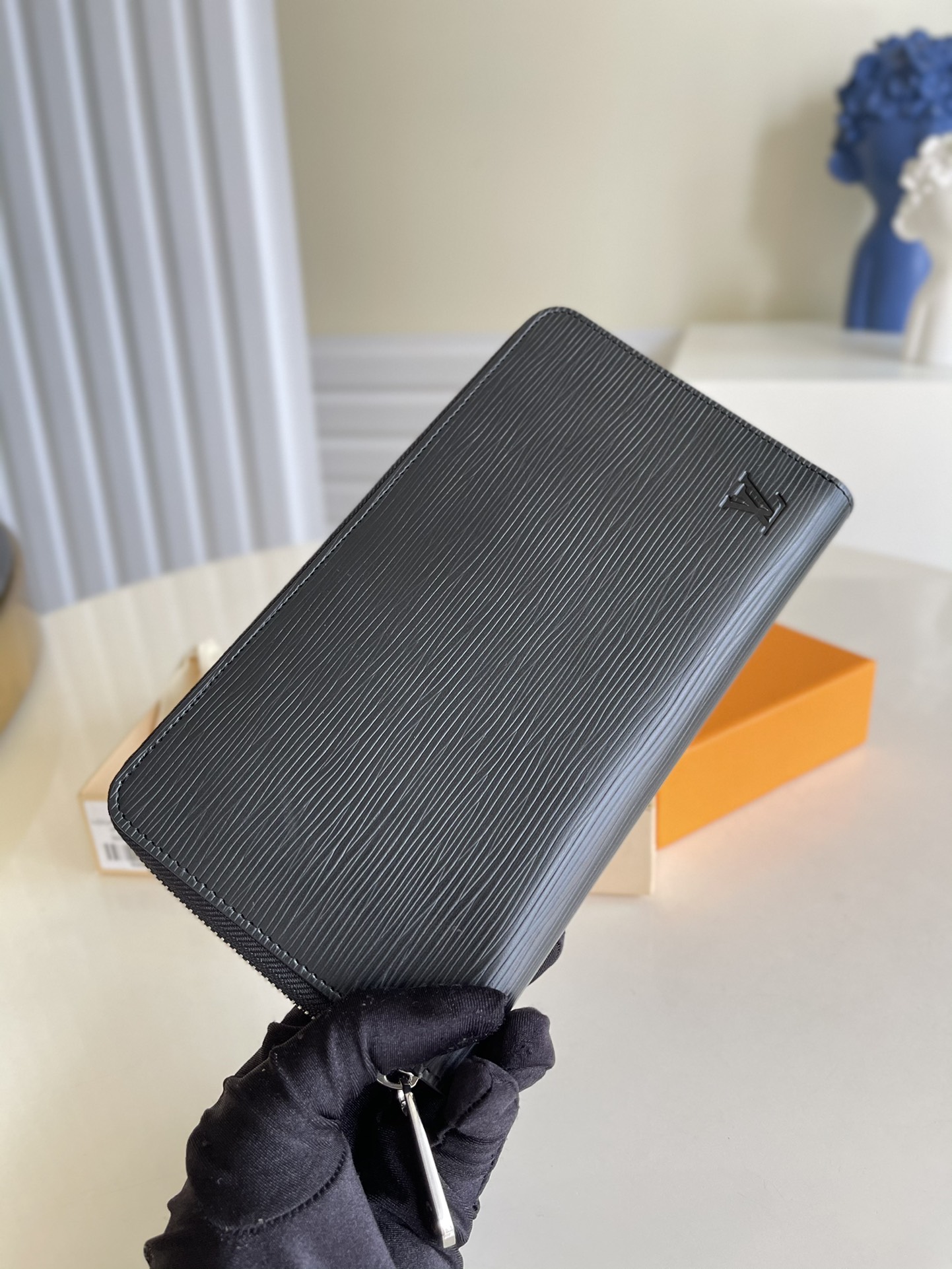 NO:396932,【Exclusive real photo M6385N black water ripple】 This exquisite Monogram canvas wallet is practical and spacious, and can hold credit cards, IDs, change, banknotes, checkbooks and pens. 21 x 11 x 3 cm (Length x Height x Width) - Zipper opening and closing - 12 credit card slots - Zipper change compartment - 2 large compartments, can hold bills and passports - 1 flat bill compartment - Shiny gold metal accessories.v.280, LV [original leather], louis vuitton19860909【独家实拍M6385N黑色水波纹】 这款精巧的Monogram帆布钱夹,设计实用宽敞,可放信用卡、证件、零钱、纸币、 支票簿和笔.21 x 11 x 3 cm (长 x 高 x 宽) - 拉链开合- 12 个信用卡槽- 拉链零钱隔层- 2个大隔层,可放票据和护照- 1个扁平的票据隔层- 闪亮的金色金属配件.v.280,LV【原厂皮】,louis vuitton,Bag